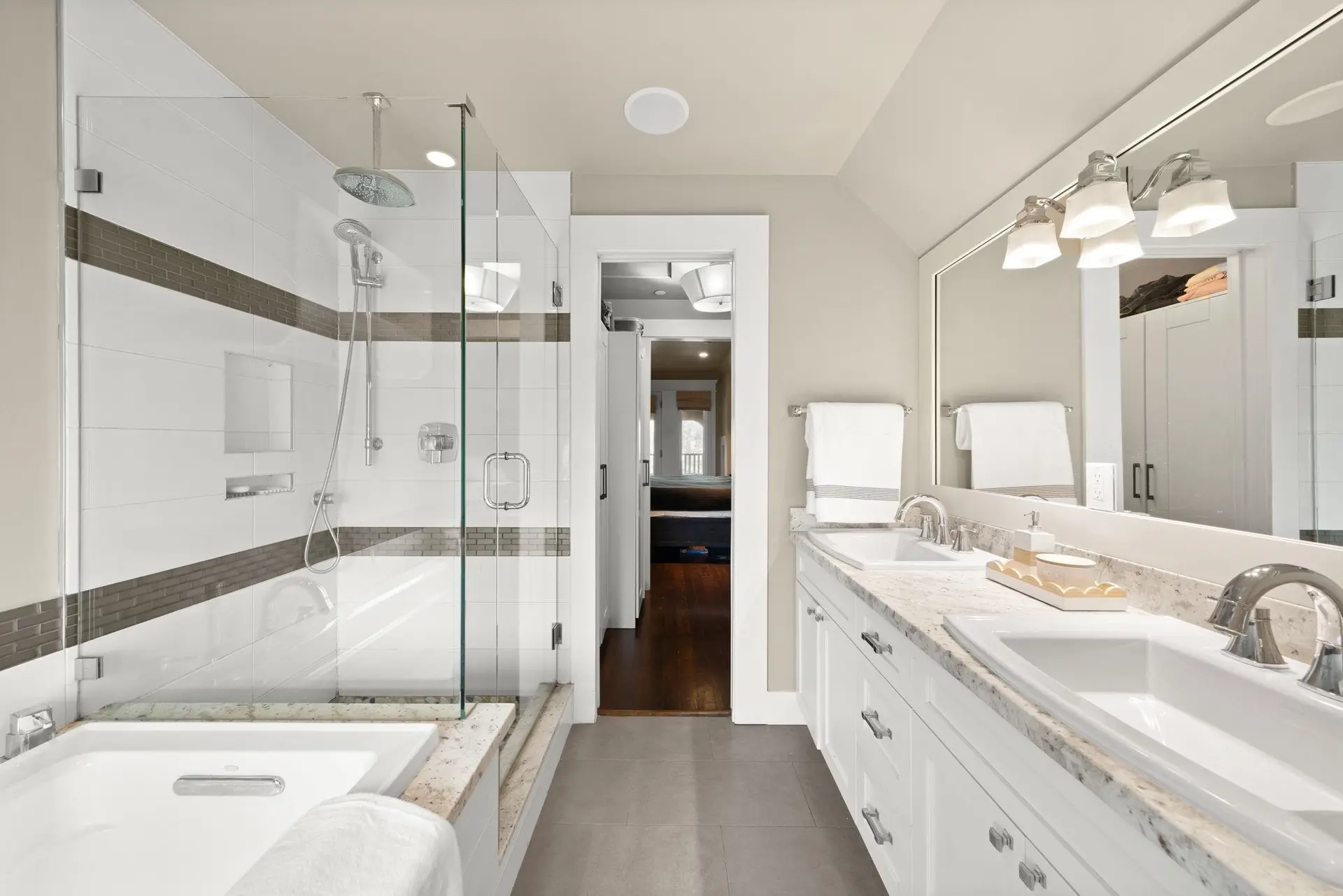 2576 Oxford Street - Image 15