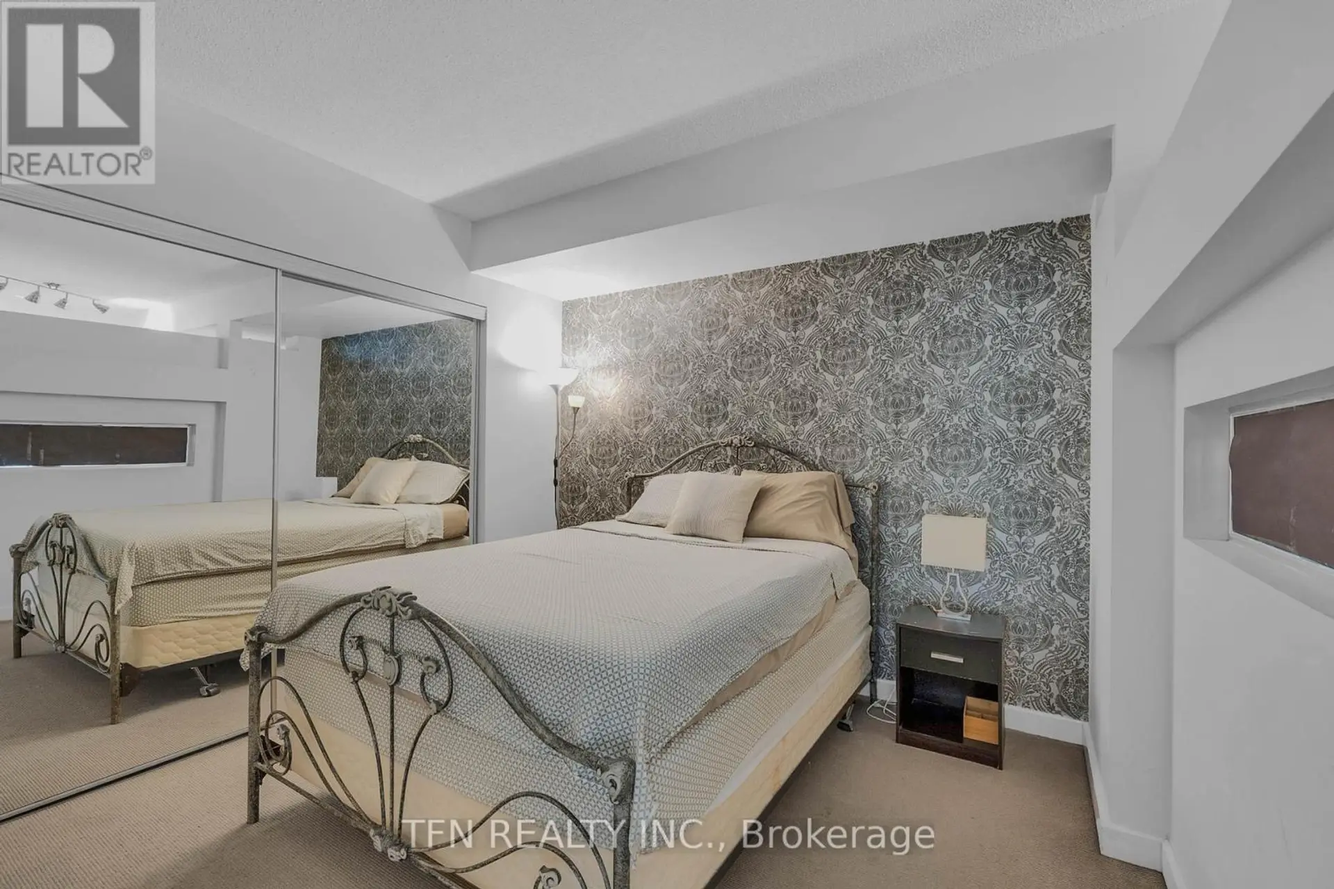 #M22 350 WELLINGTON STREET W - Image 12