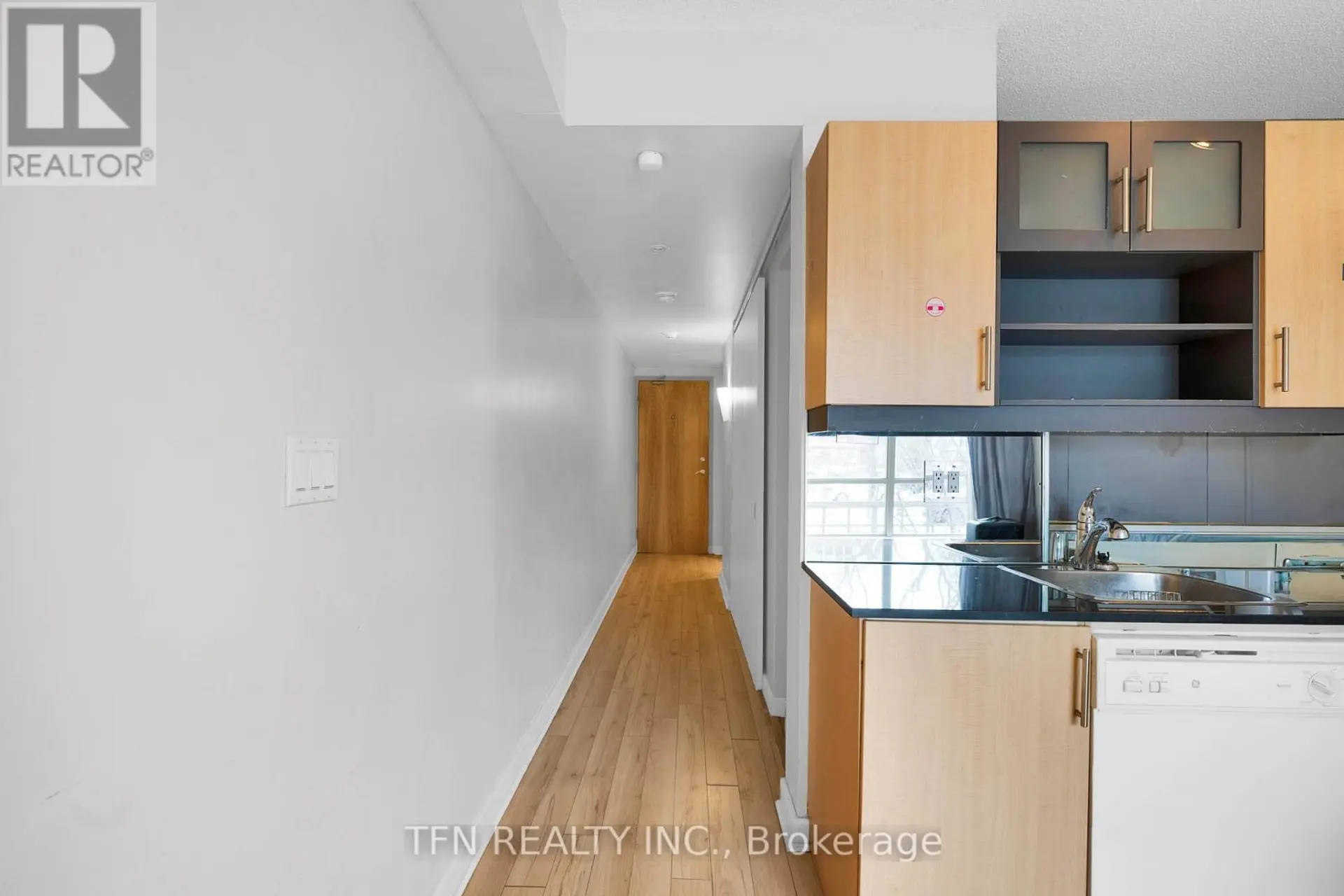 #M22 350 WELLINGTON STREET W - Image 8