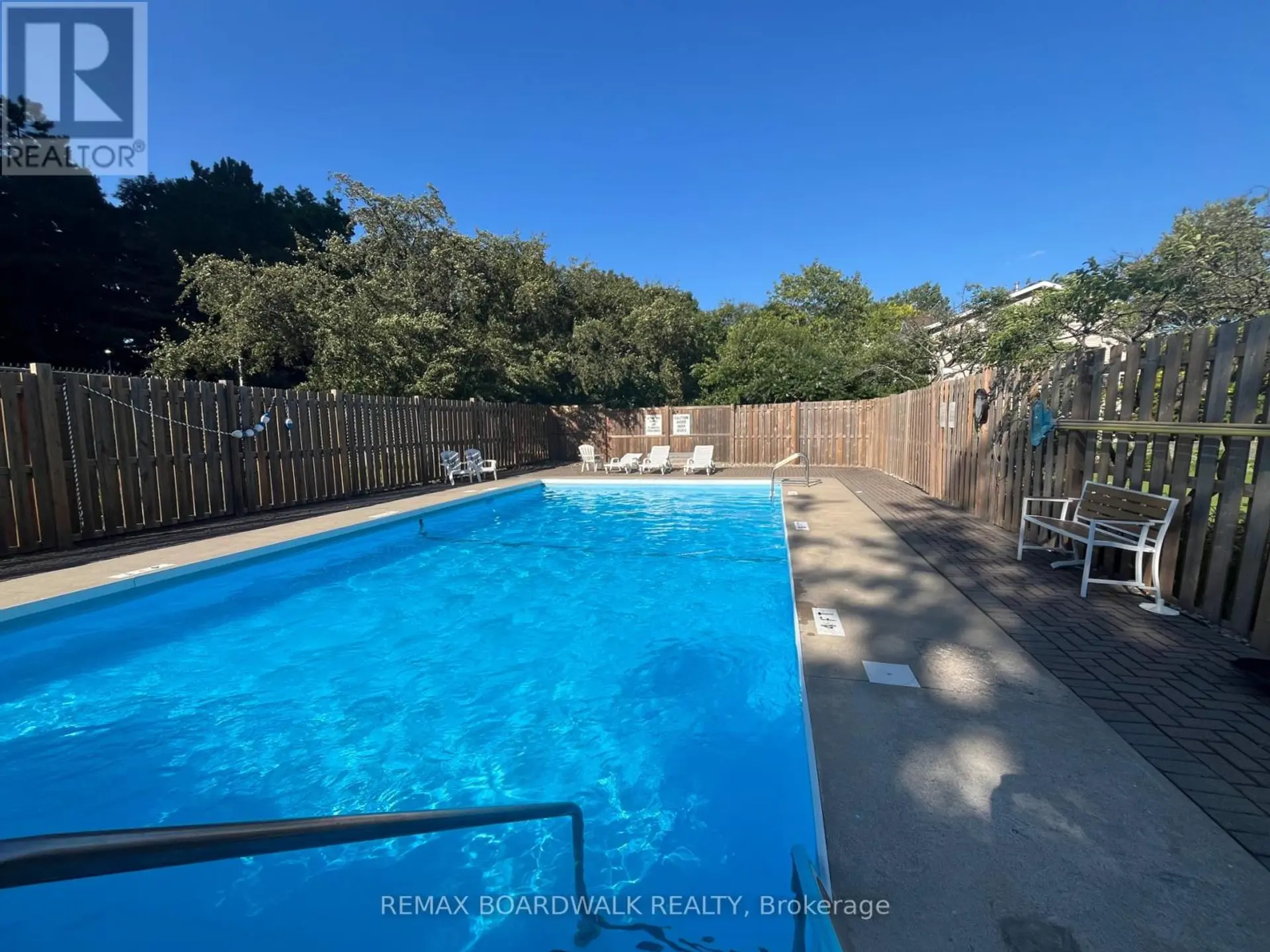 #407 555 BRITTANY DRIVE - Image 15