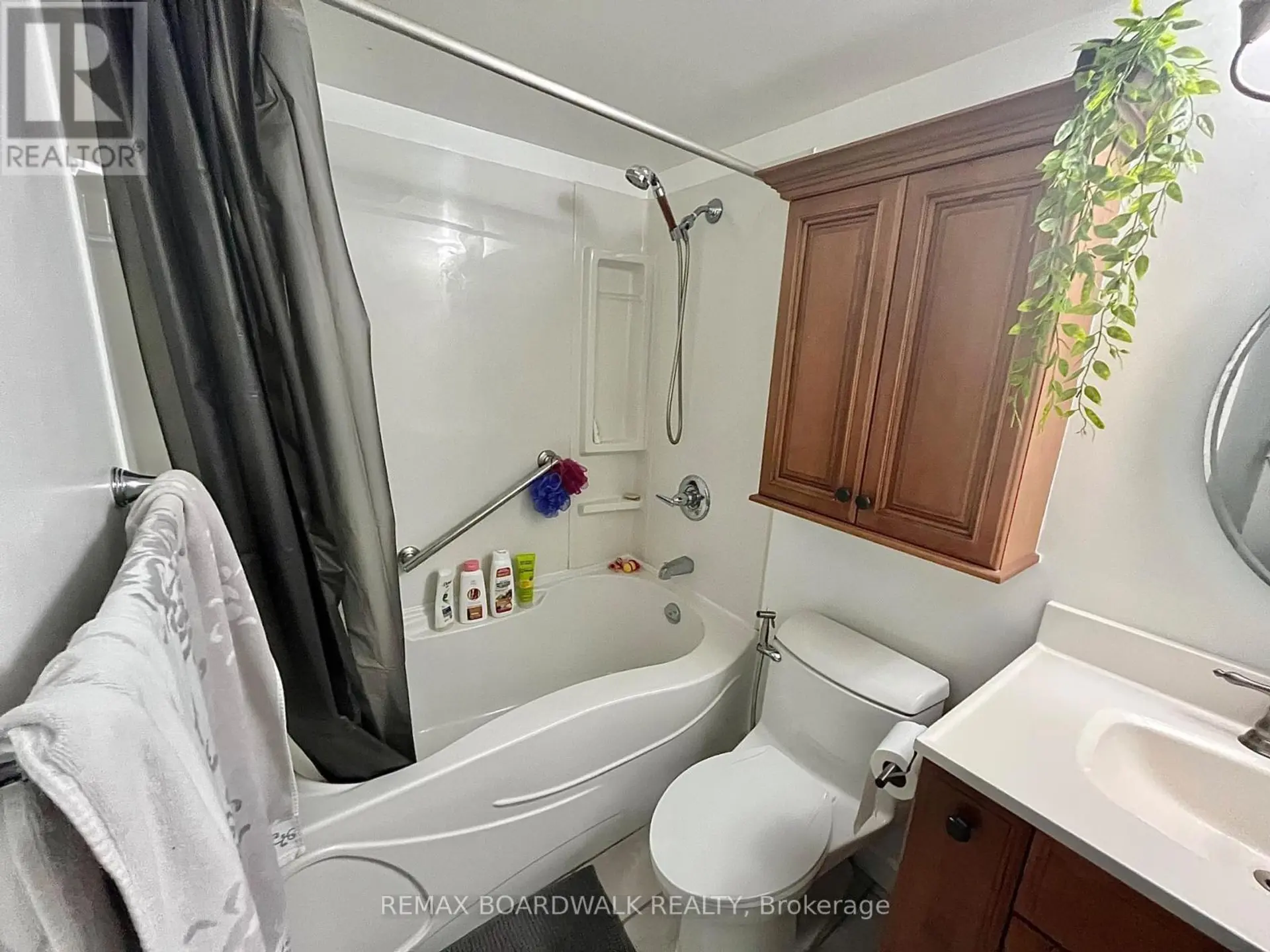 #407 555 BRITTANY DRIVE - Image 8