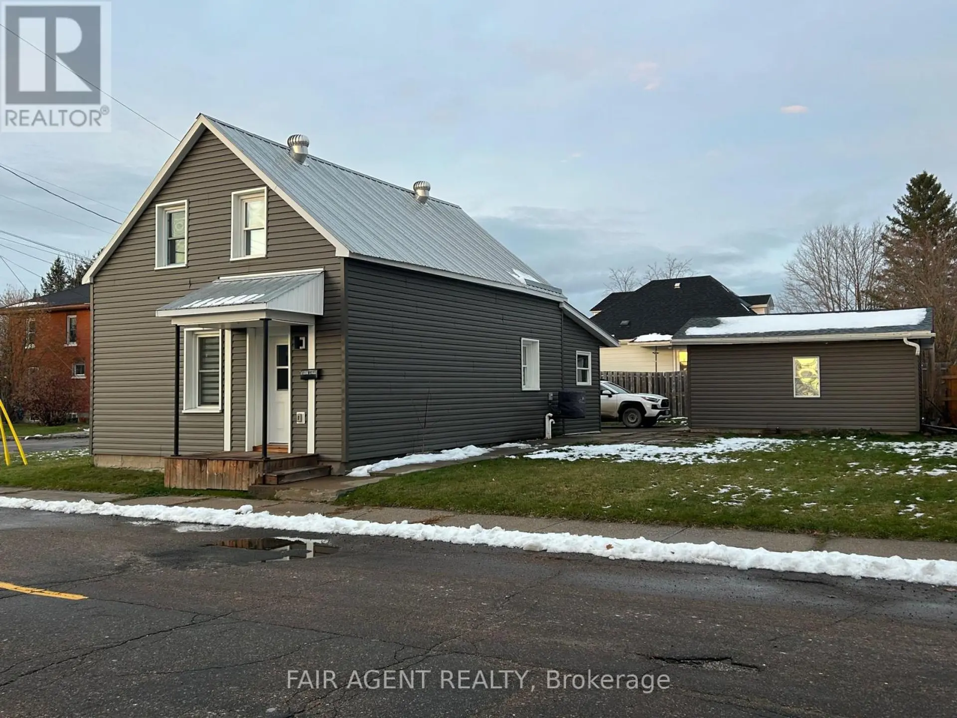 81 BANK STREET S - Image 1