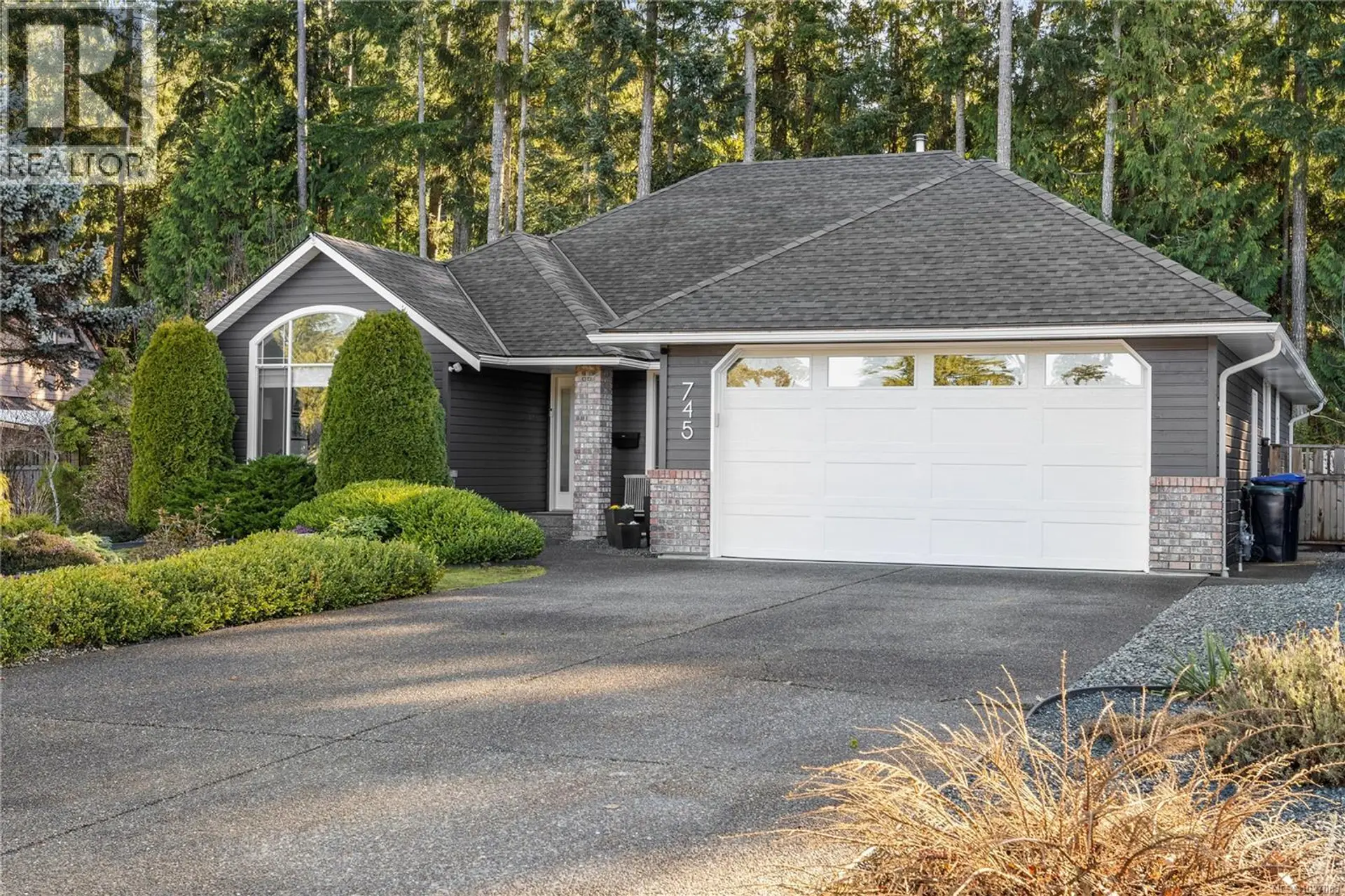 Property at 745 Redwood Dr, Qualicum Beach, BC