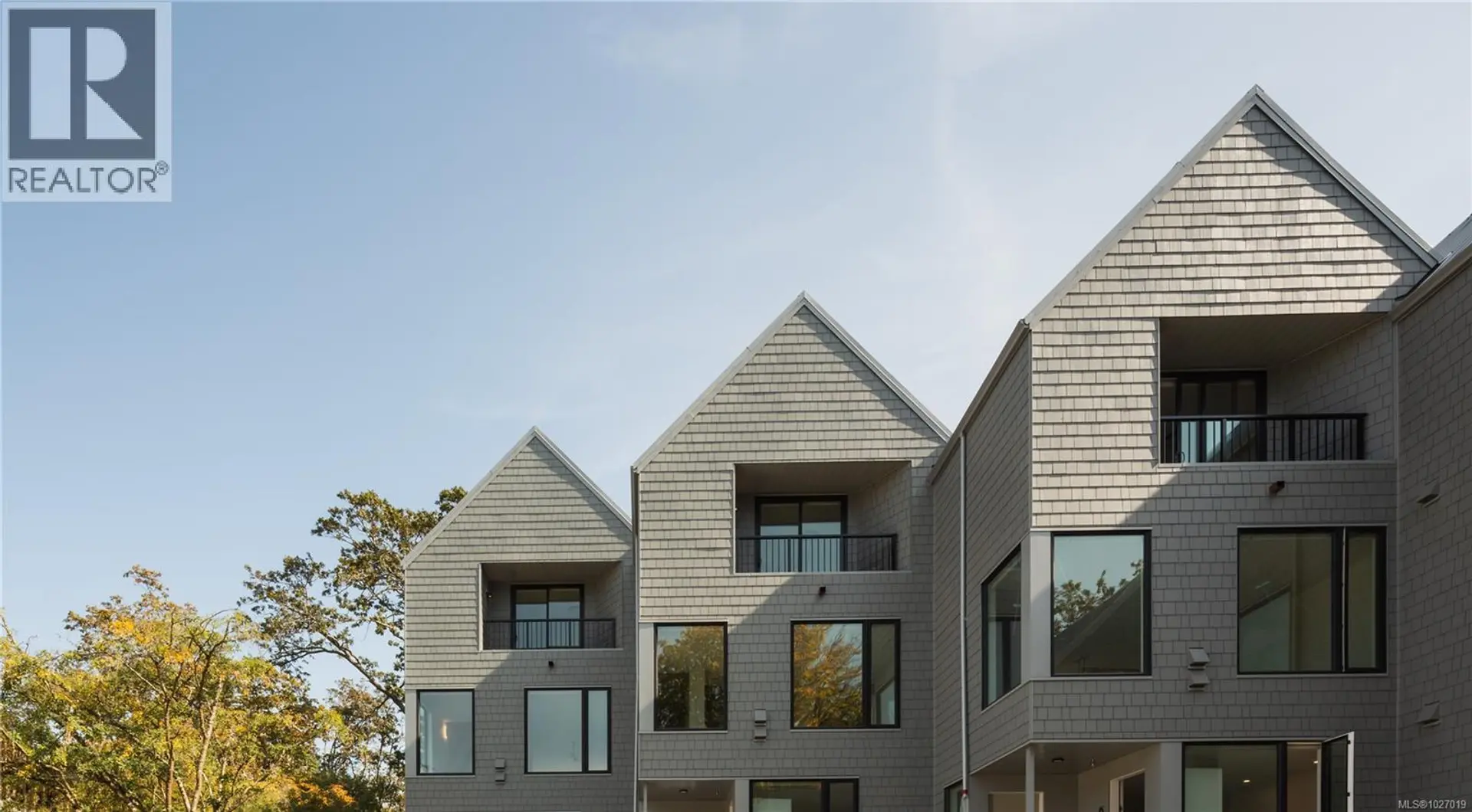 Property at #2 909 Redfern Rd, Victoria, BC