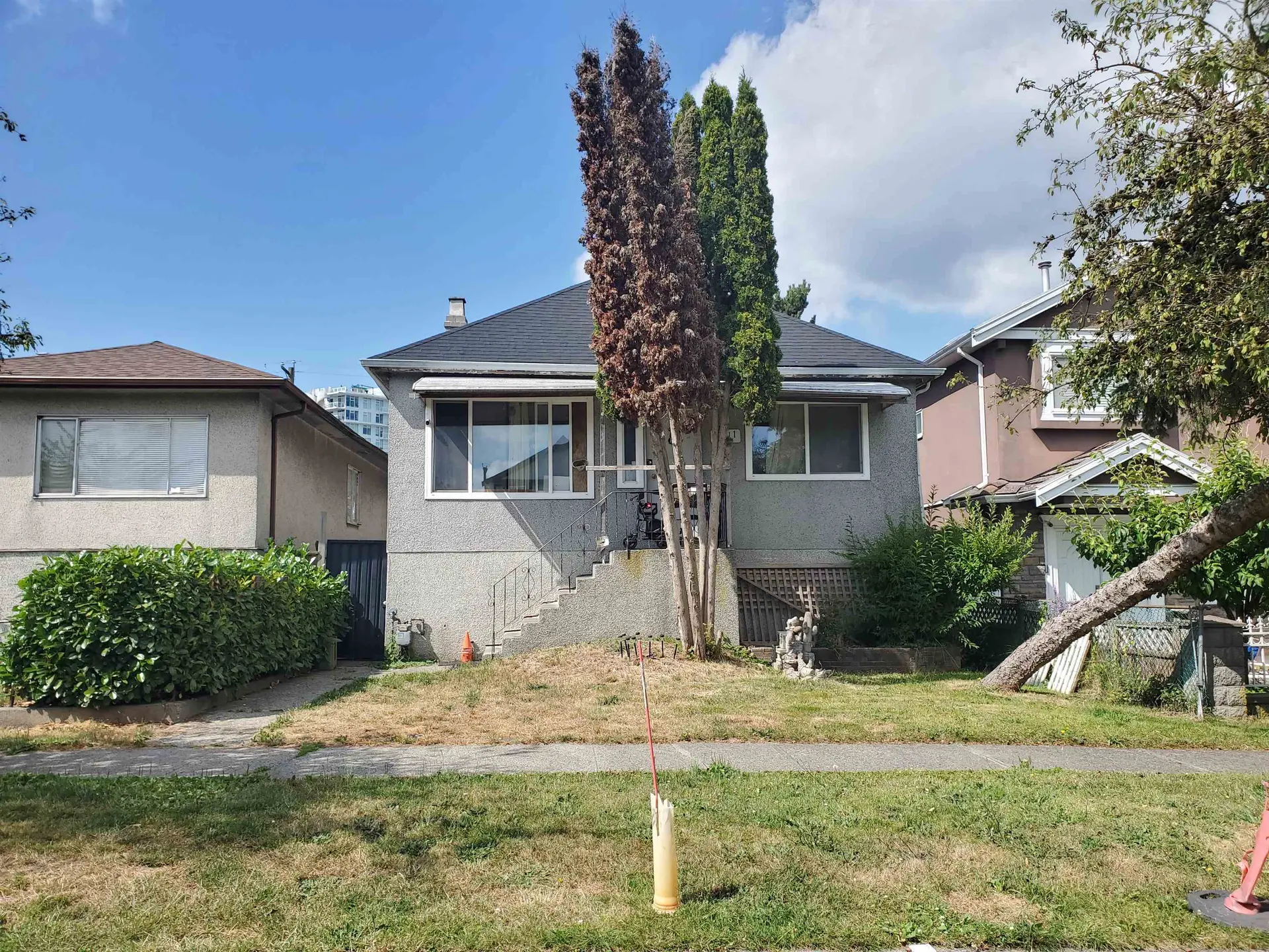 2211 Mannering Avenue - Image 1