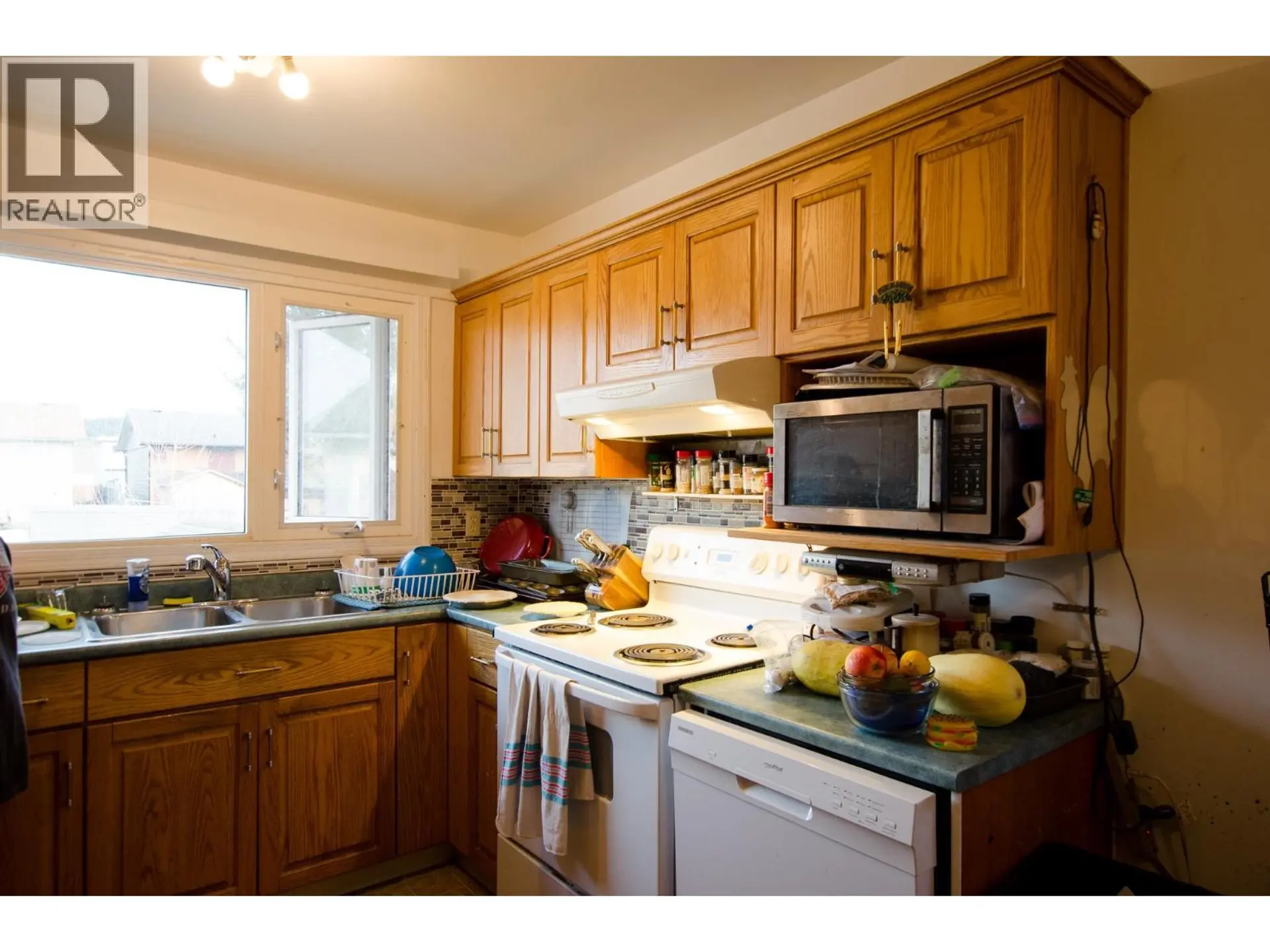 2212 VICTORIA STREET - Image 2