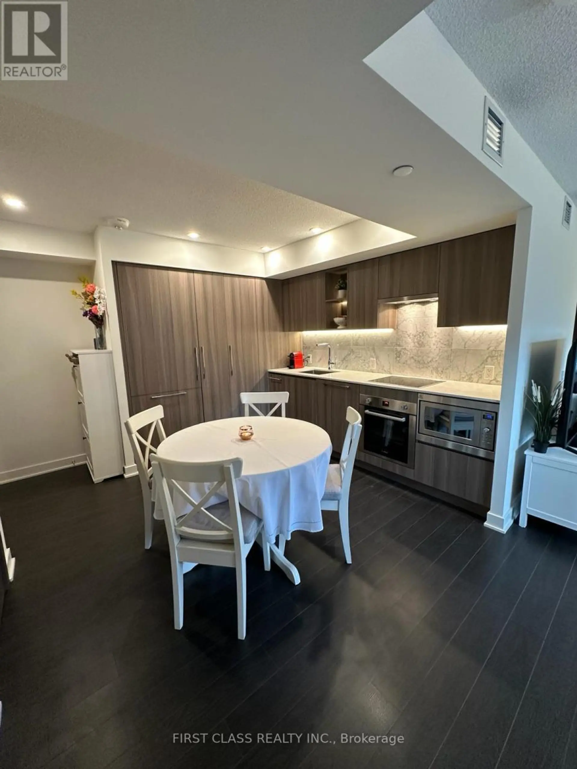 #1111 19 BATHURST STREET - Image 1
