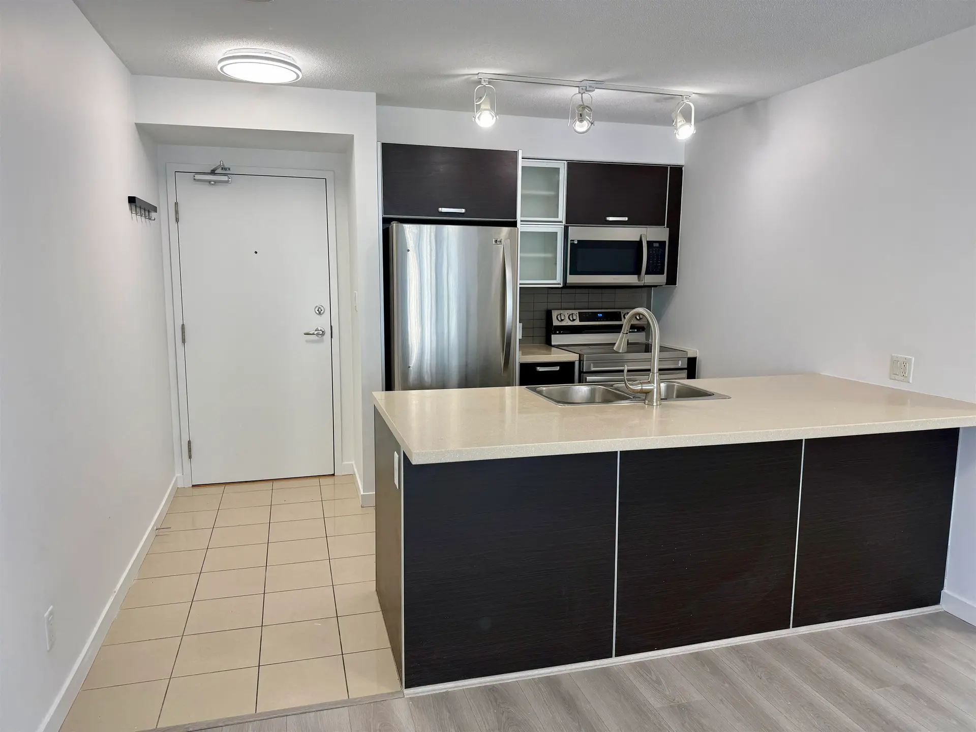 #1602 9981 Whalley Boulevard - Image 4