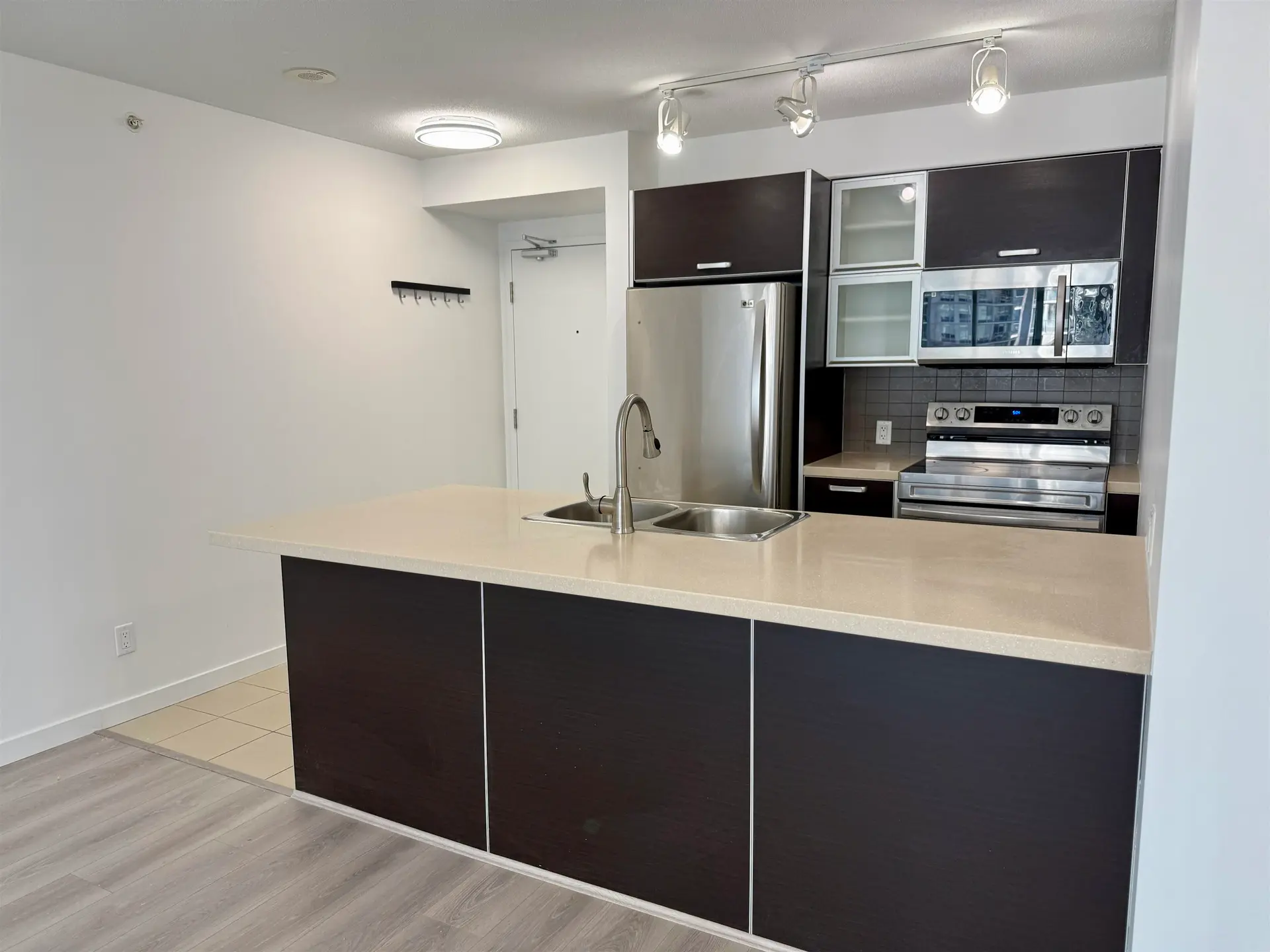 #1602 9981 Whalley Boulevard - Image 8