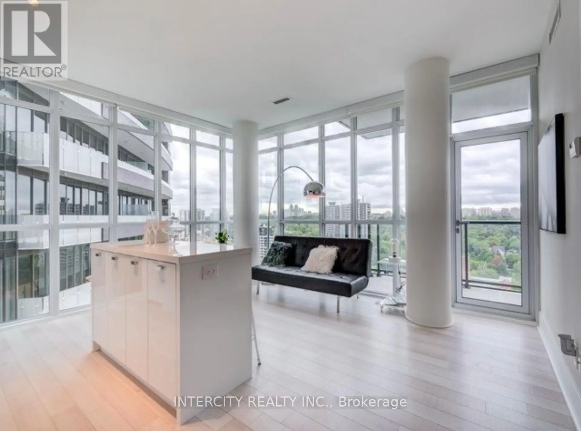 #1802 32 DAVENPORT ROAD - Image 4