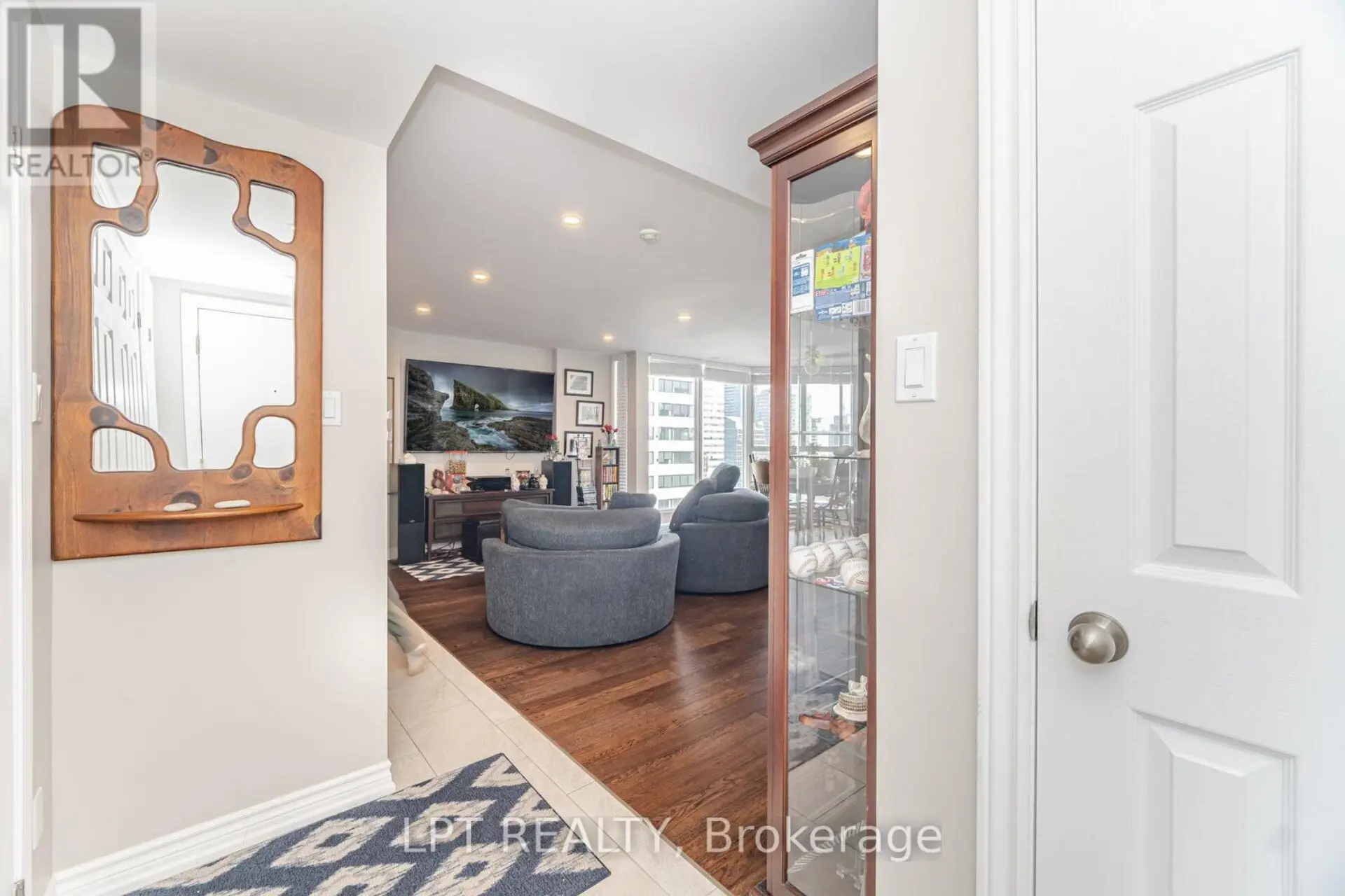 #2007 55 CENTRE AVENUE - Image 4