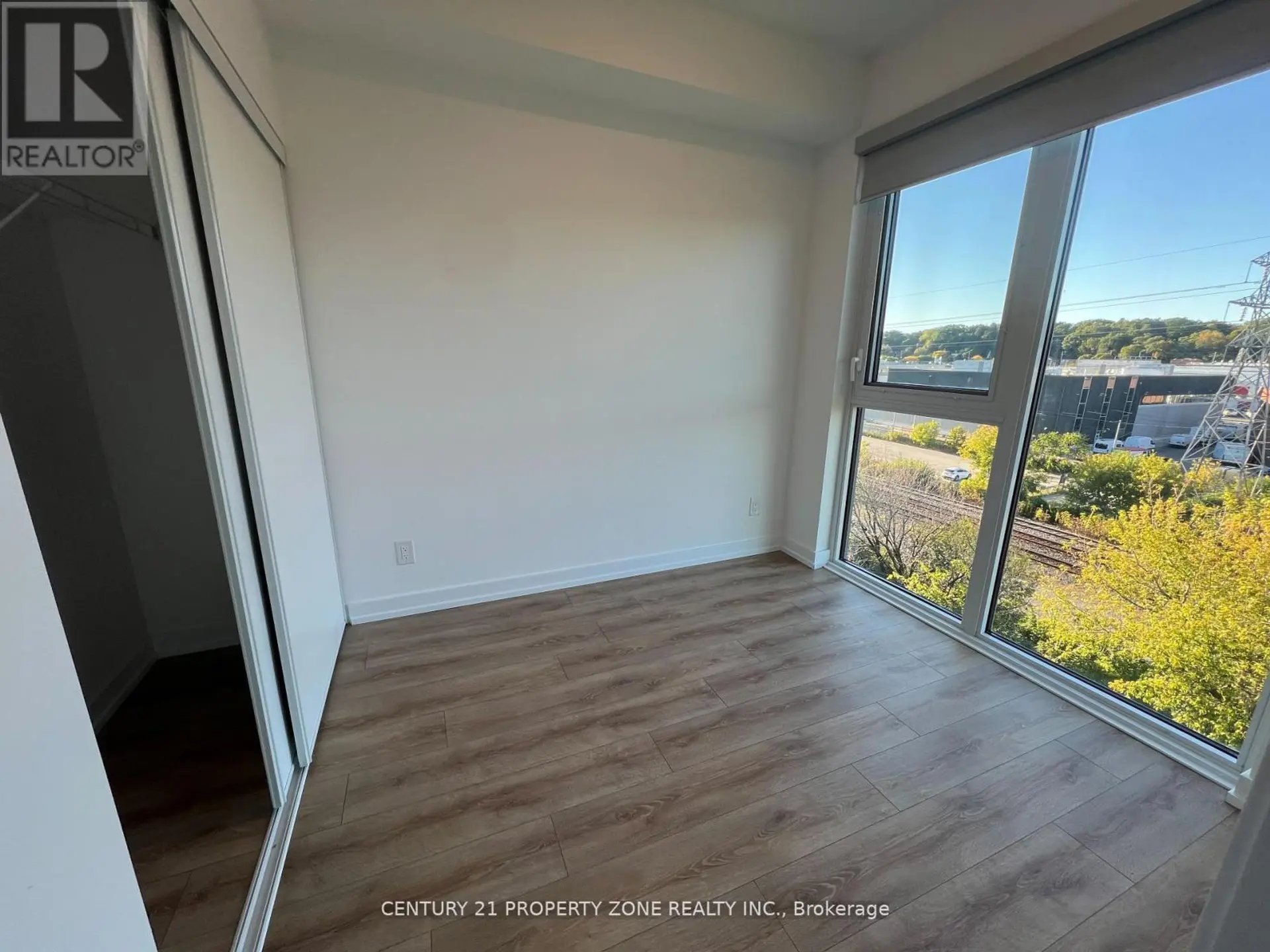 #512 500 DUPONT STREET - Image 6