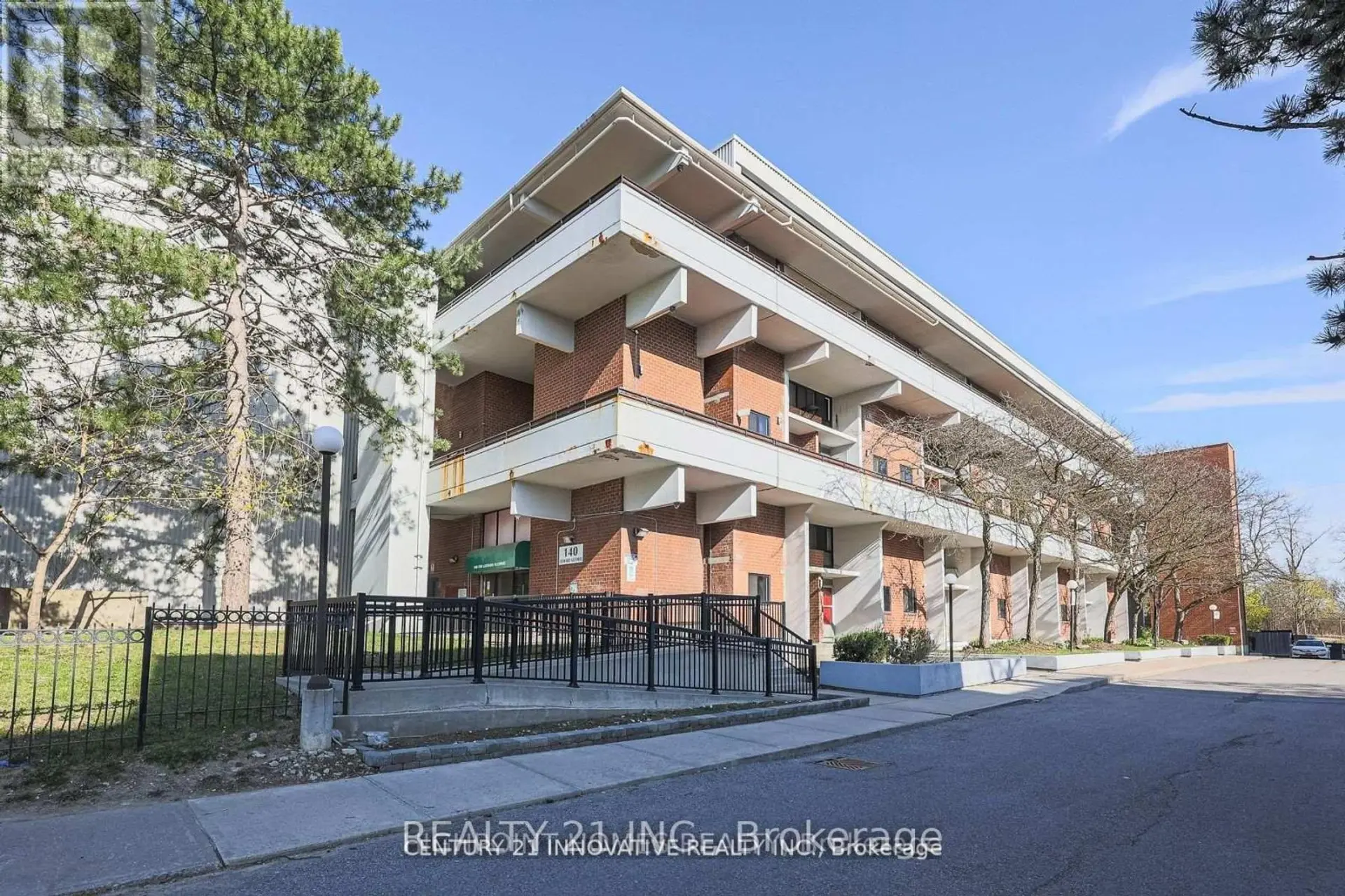 #215 140 LEEWARD GLENWAY - Image 1