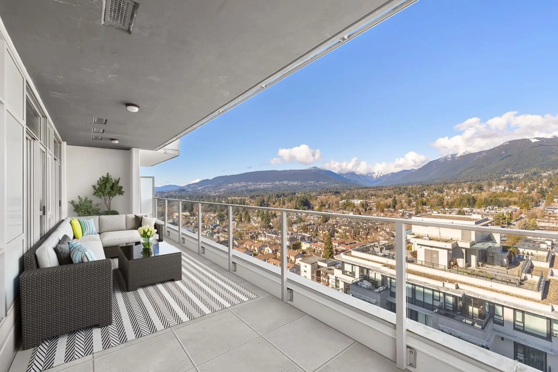 Property at #1804 1320 Chesterfield Avenue, North Vancouver, BC
