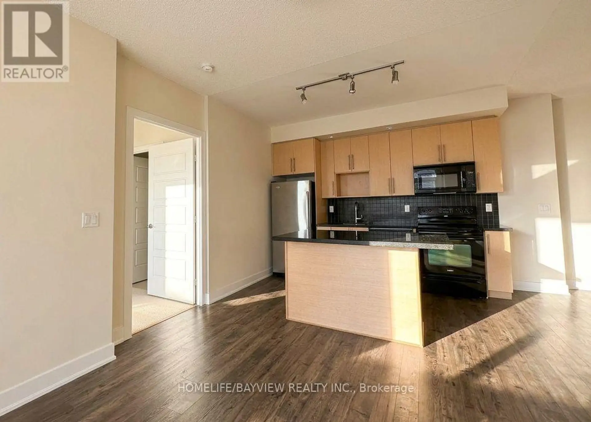 #605 28 LINDEN STREET S - Image 3