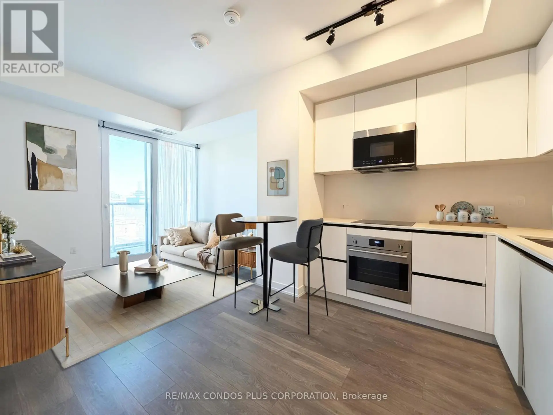 #1525 108 PETER STREET - Image 2
