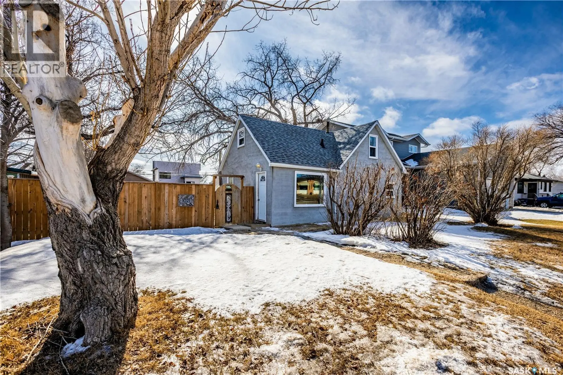 1021 CARIBOU STREET W - Image 1