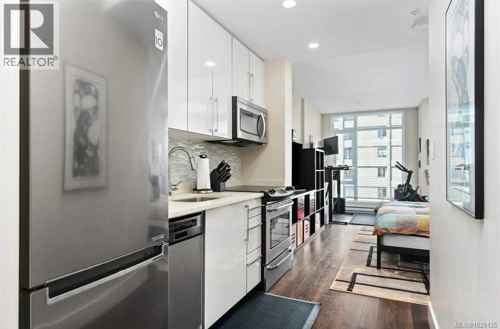 #705 1090 Johnson St - Image 8