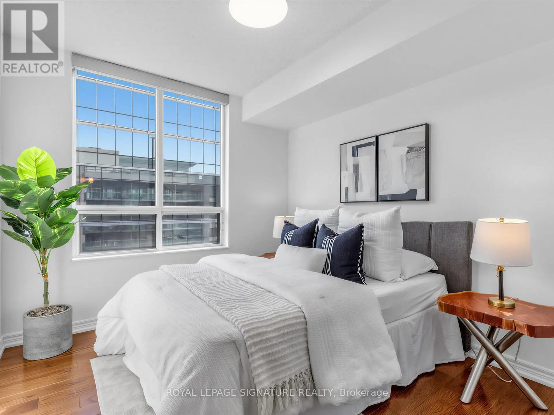 #3906 30 GRAND TRUNK CRESCENT - Image 6