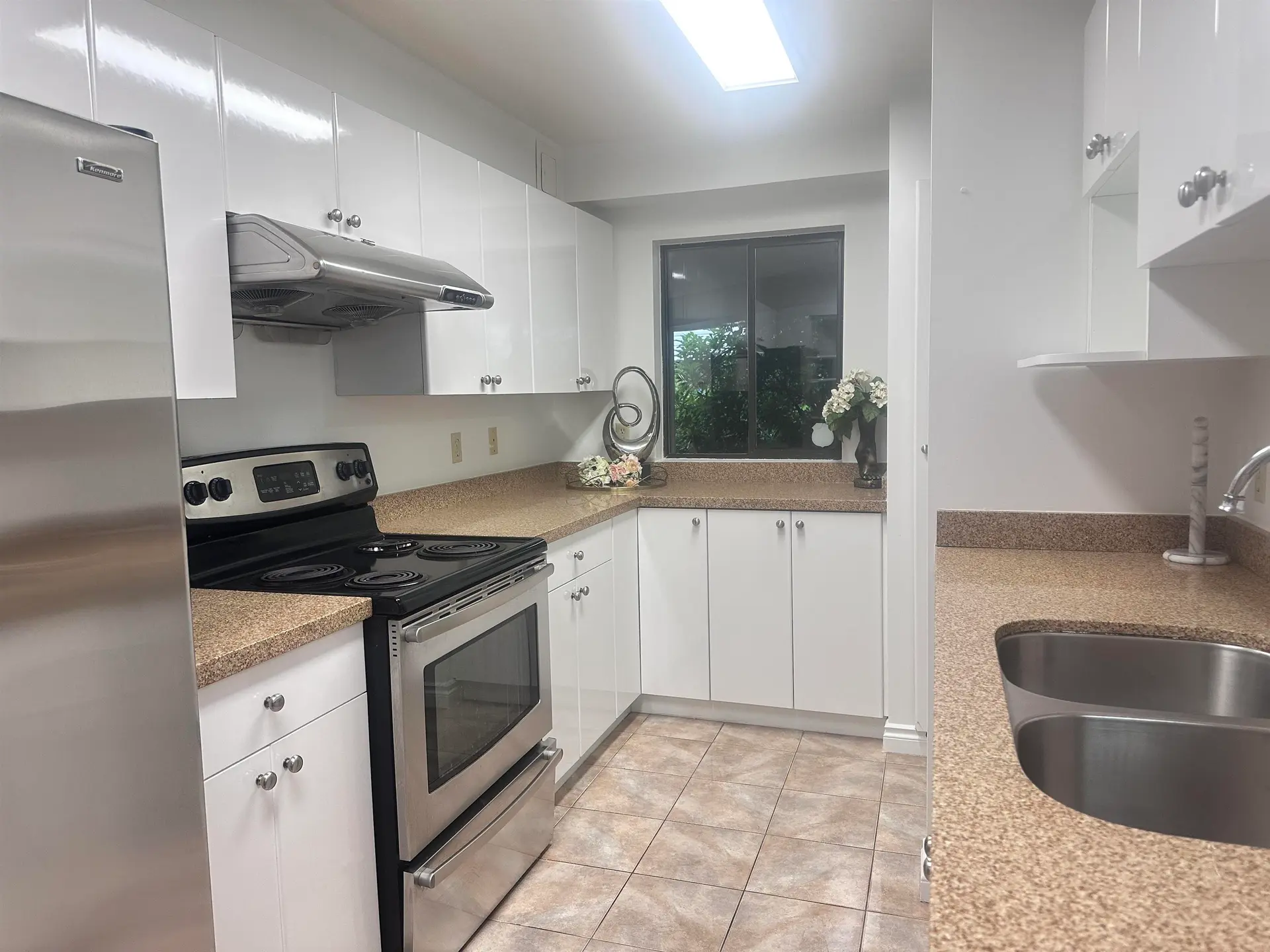 #207 1080 Broughton Street - Image 2