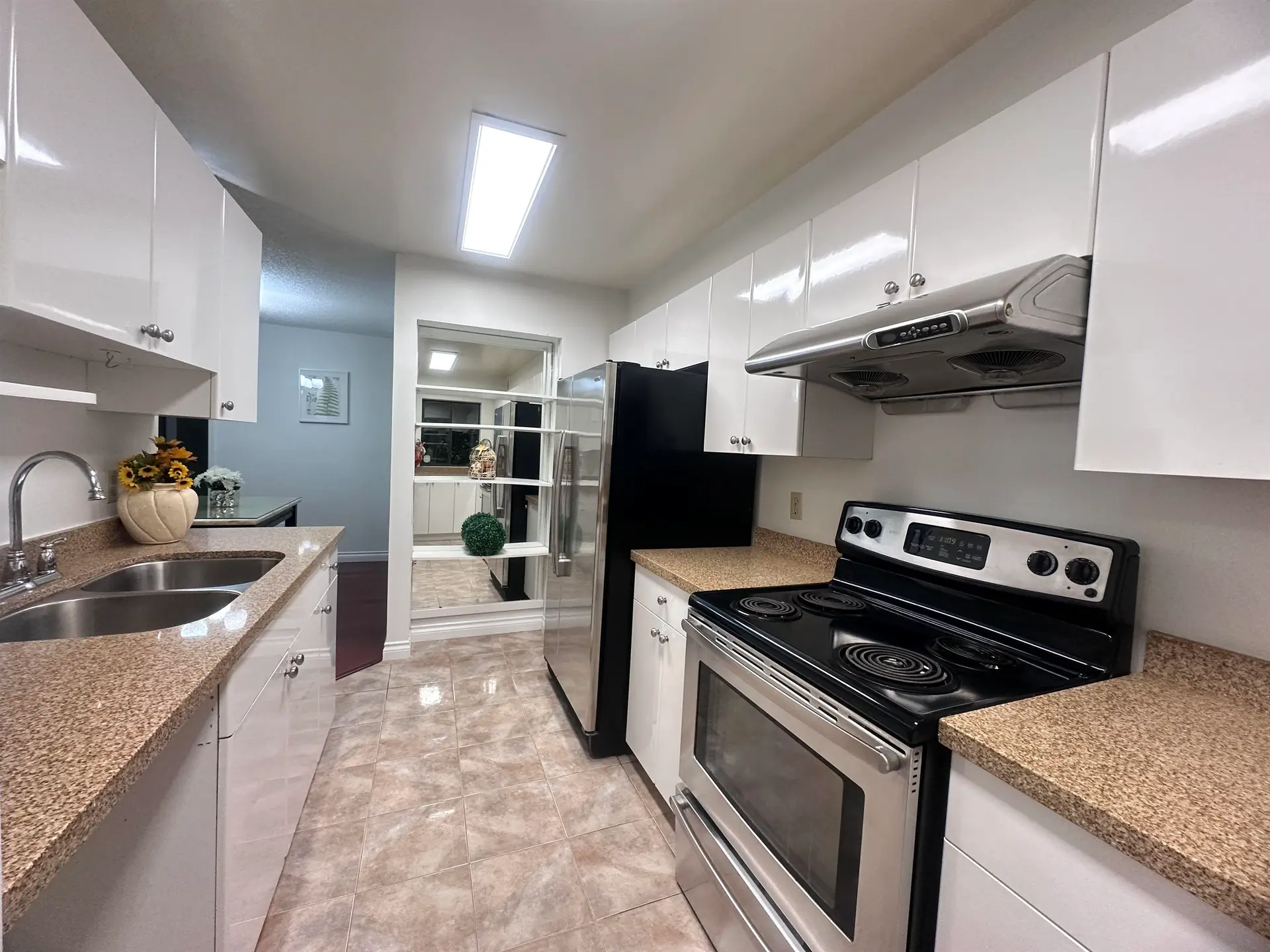 #207 1080 Broughton Street - Image 4