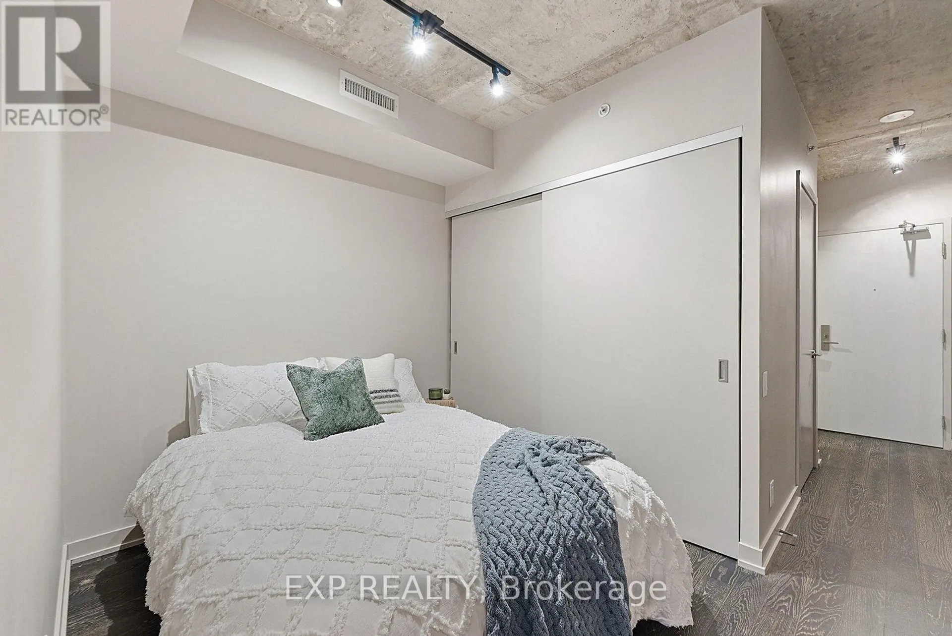 #416 39 BRANT STREET - Image 6