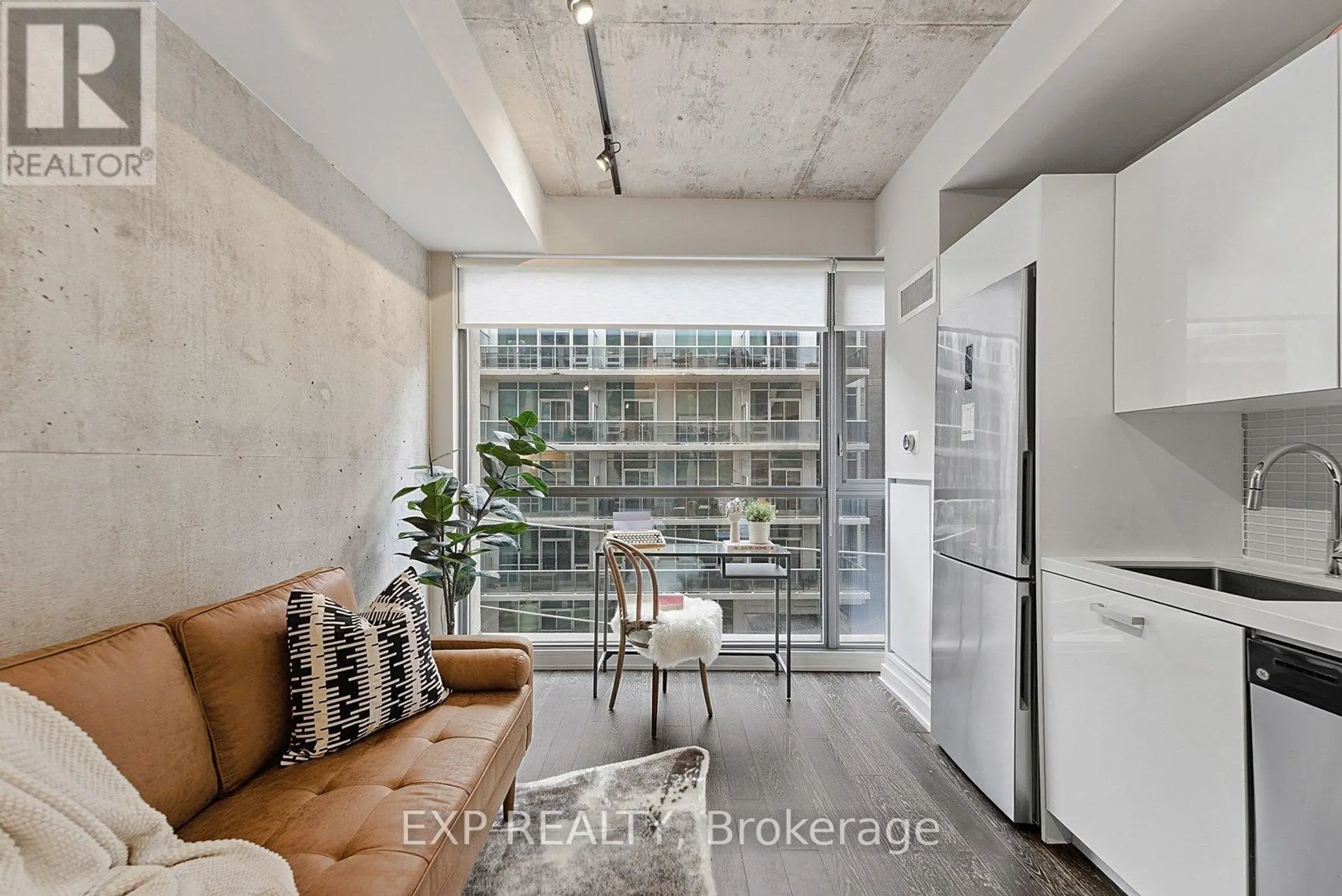 #416 39 BRANT STREET - Image 9
