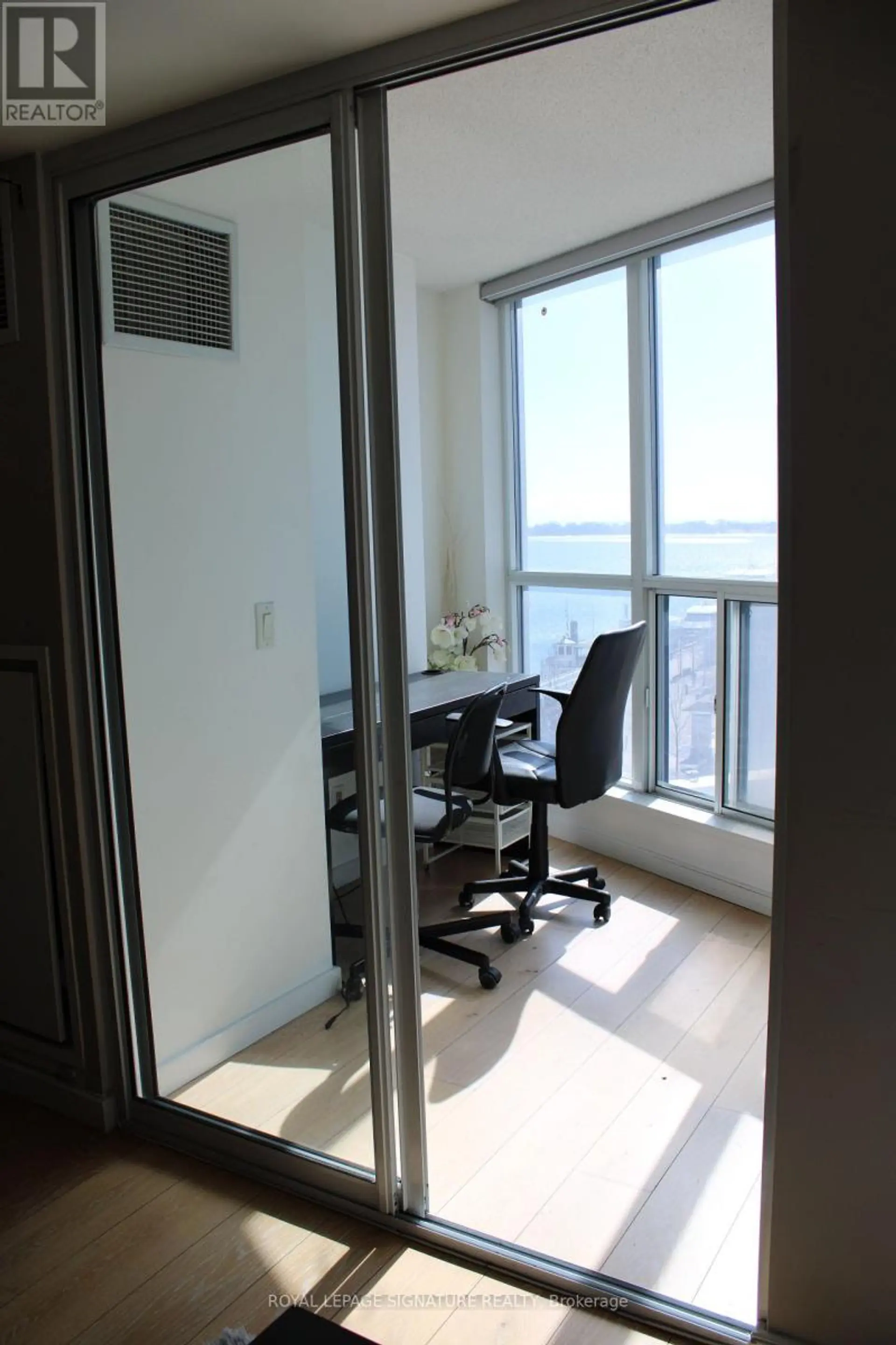 #611 8 YORK STREET - Image 11