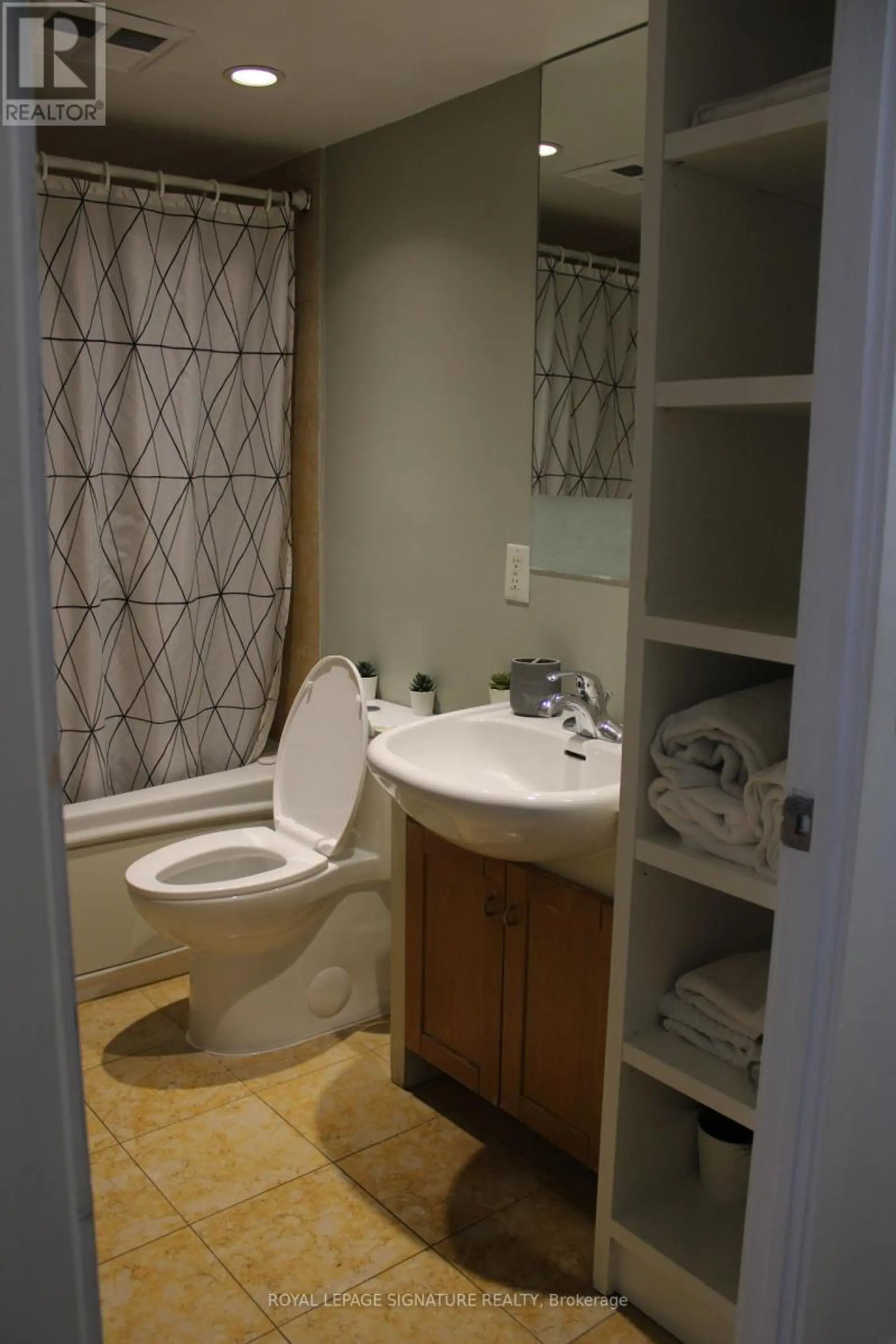 #611 8 YORK STREET - Image 14