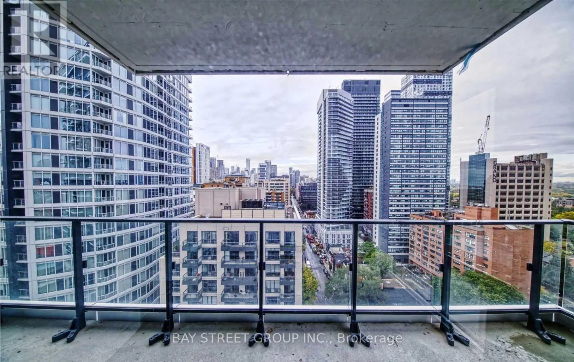 #1910 77 SHUTER STREET - Image 14