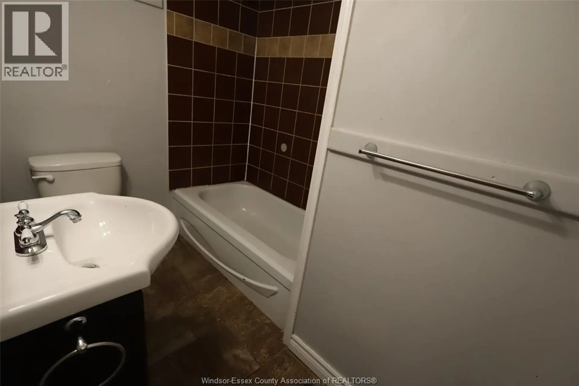 817 CHATHAM STREET EAST - Image 14