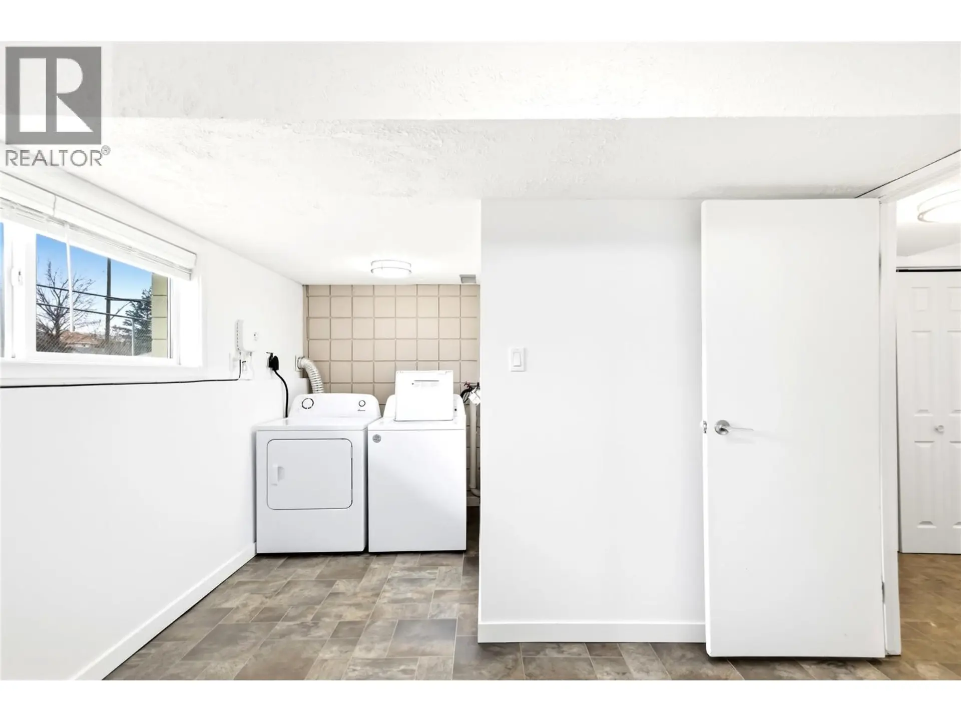 #5 1946 Tranquille Road - Image 16