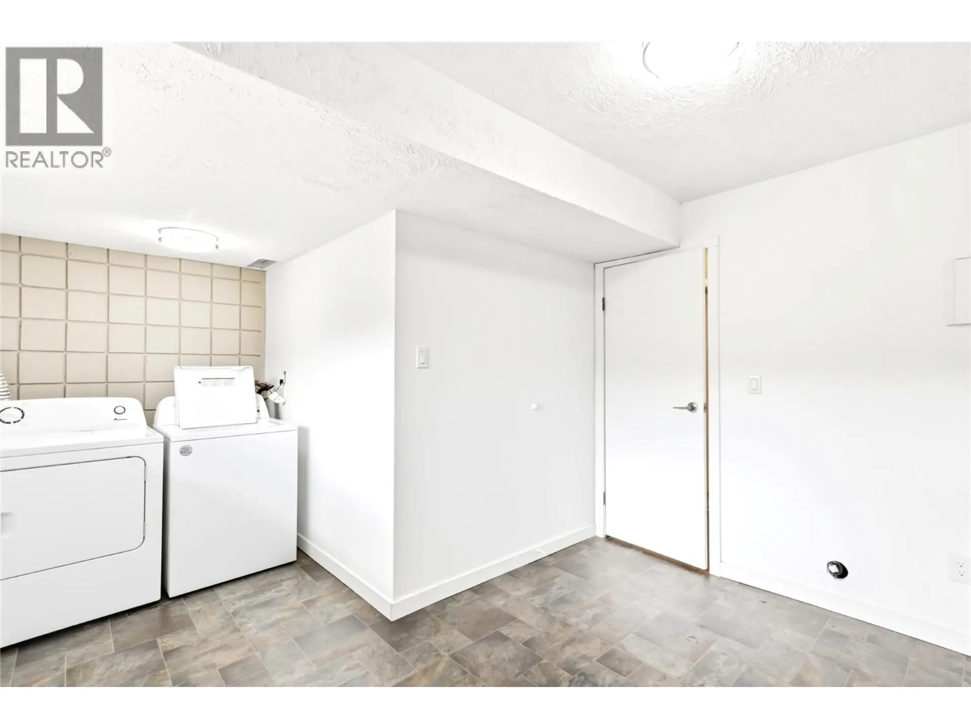 #5 1946 Tranquille Road - Image 17