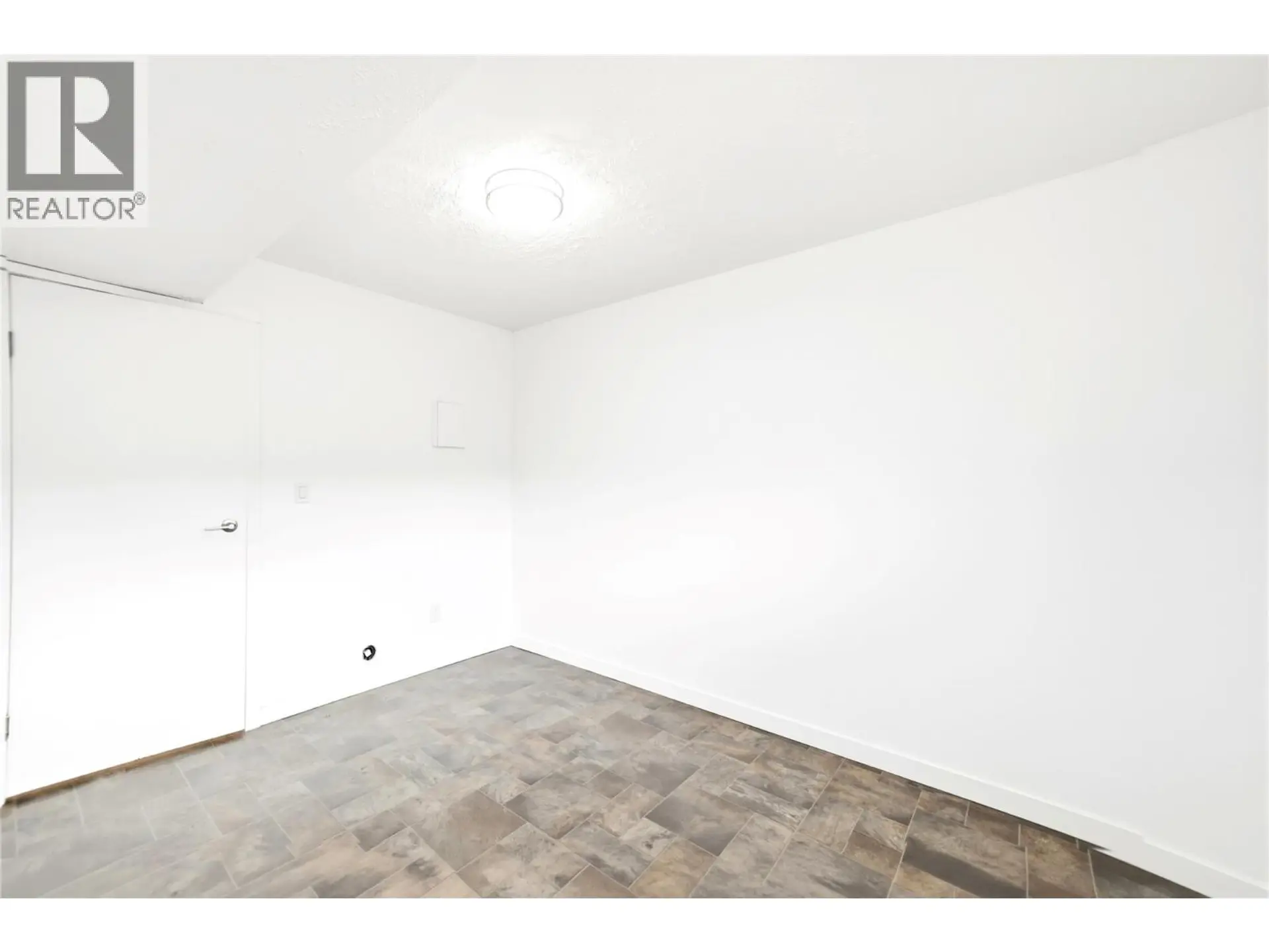 #5 1946 Tranquille Road - Image 18