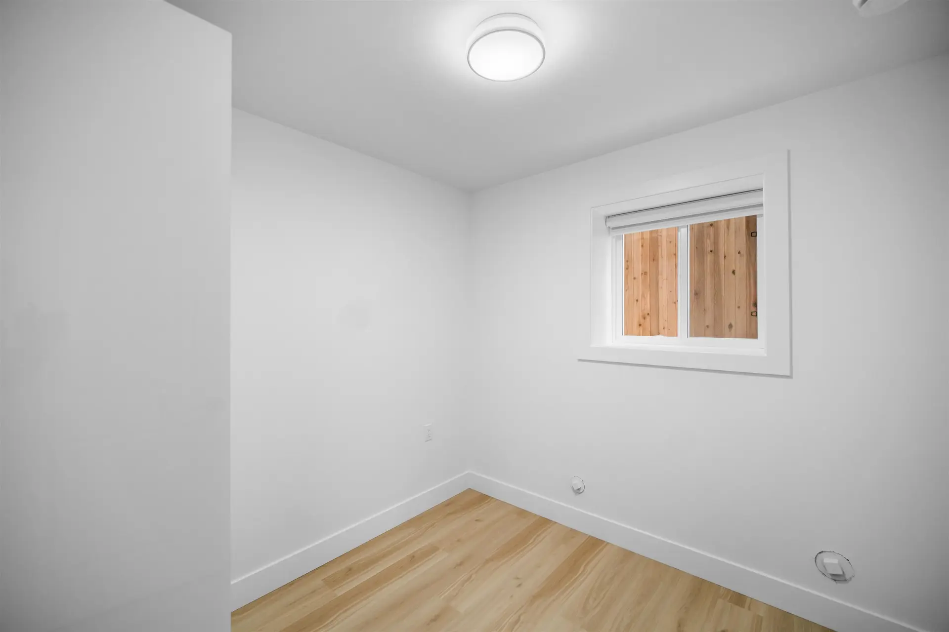 2076 E 50th Avenue - Image 15