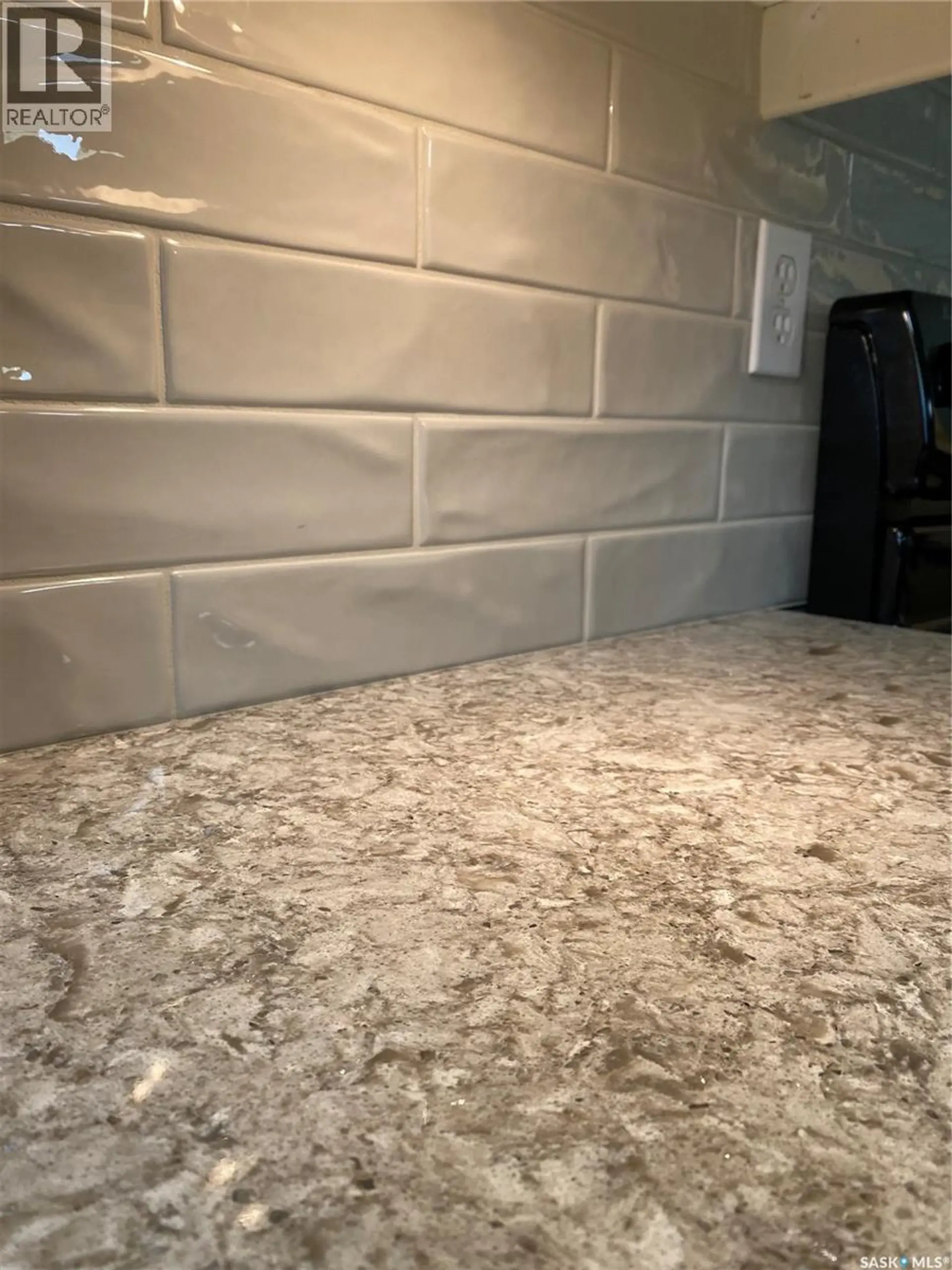 #209 525 5TH AVENUE N - Image 4