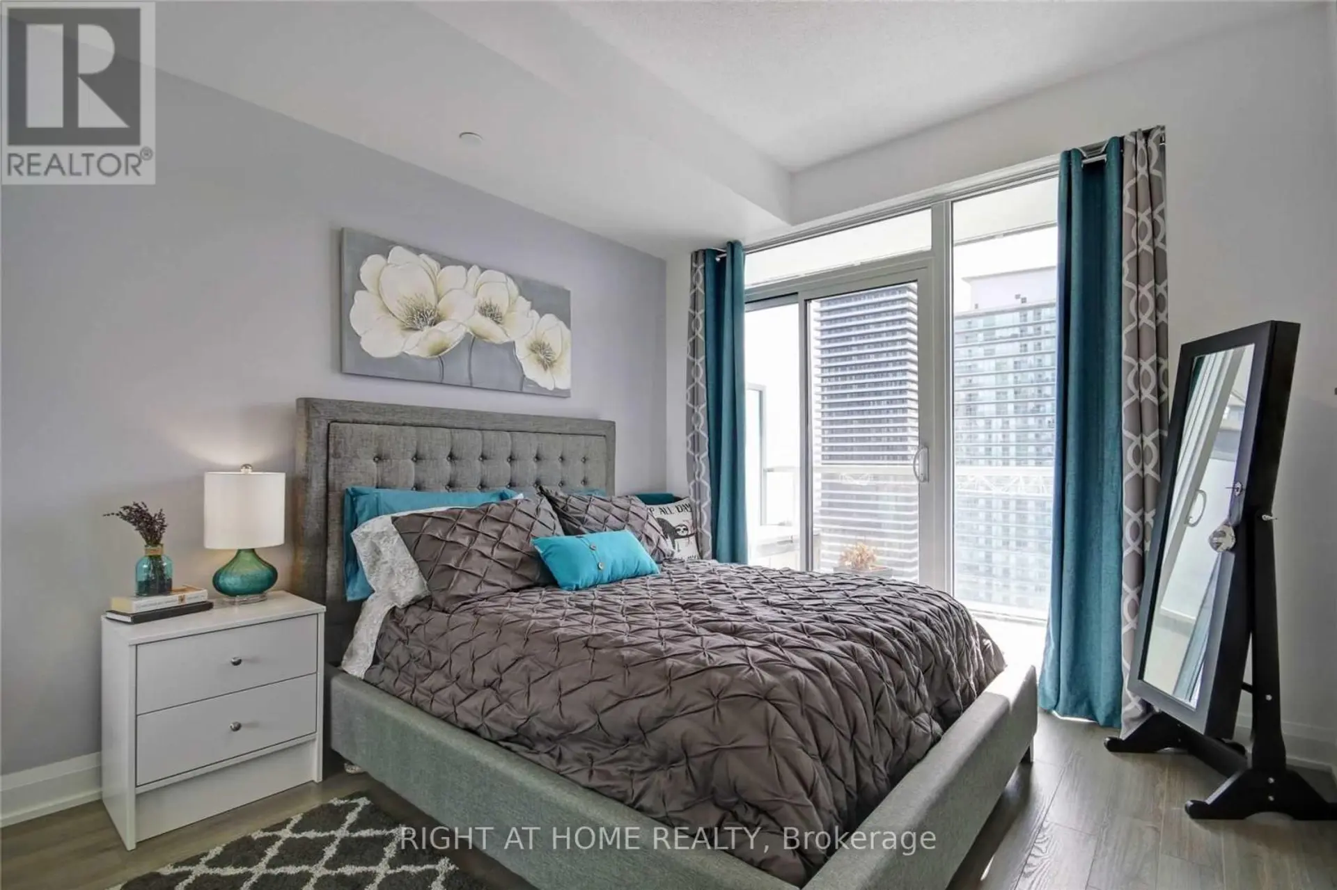 #3204 56 ANNIE CRAIG DRIVE - Image 4
