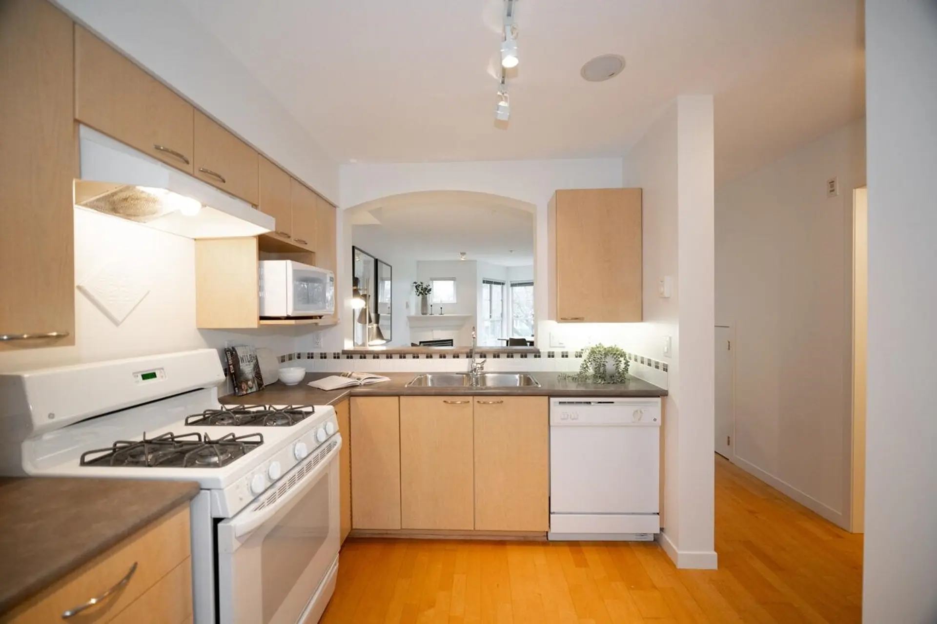 #211 692 W 7th Avenue - Image 10