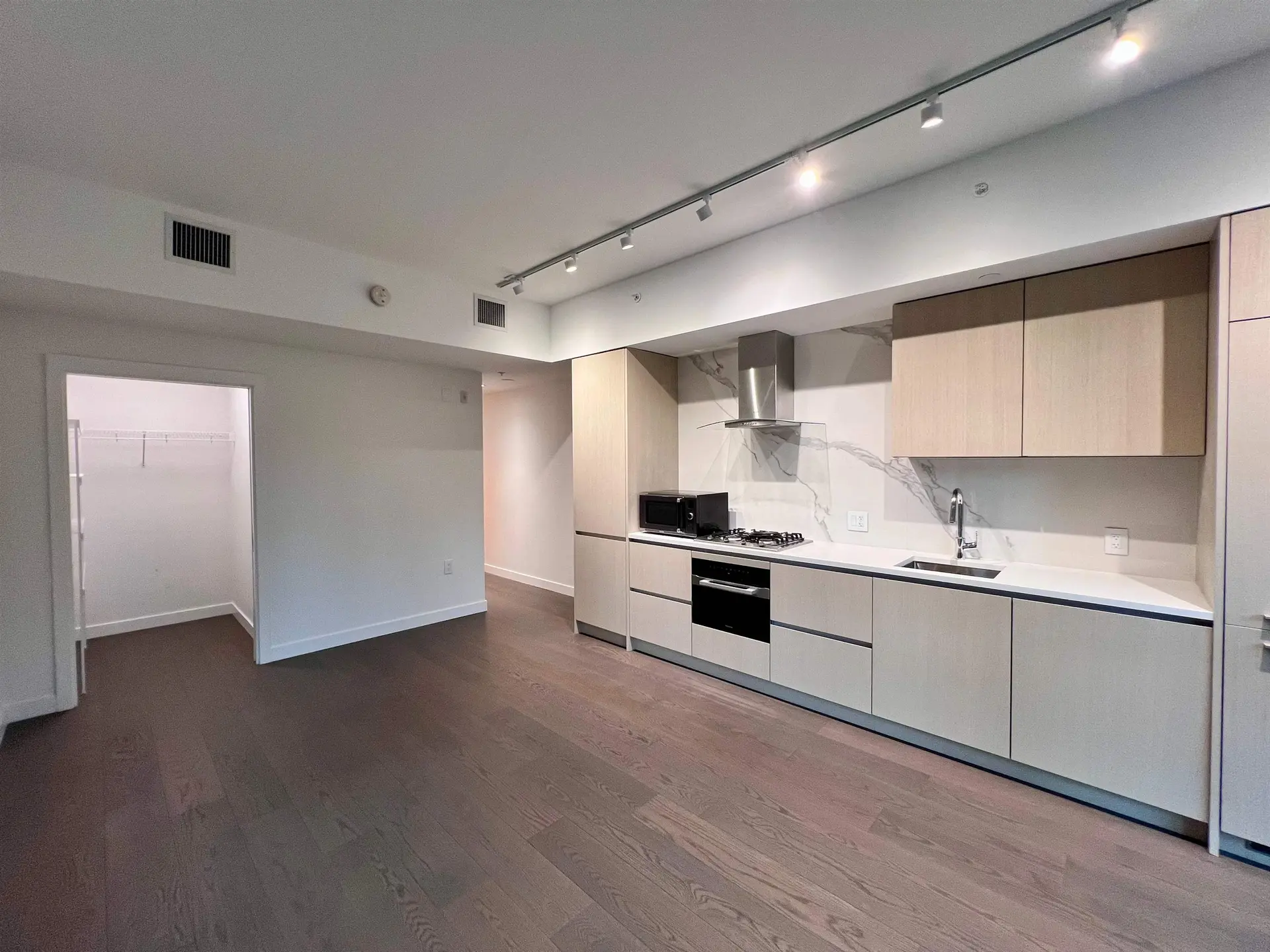 #210 5168 Cambie Street - Image 3