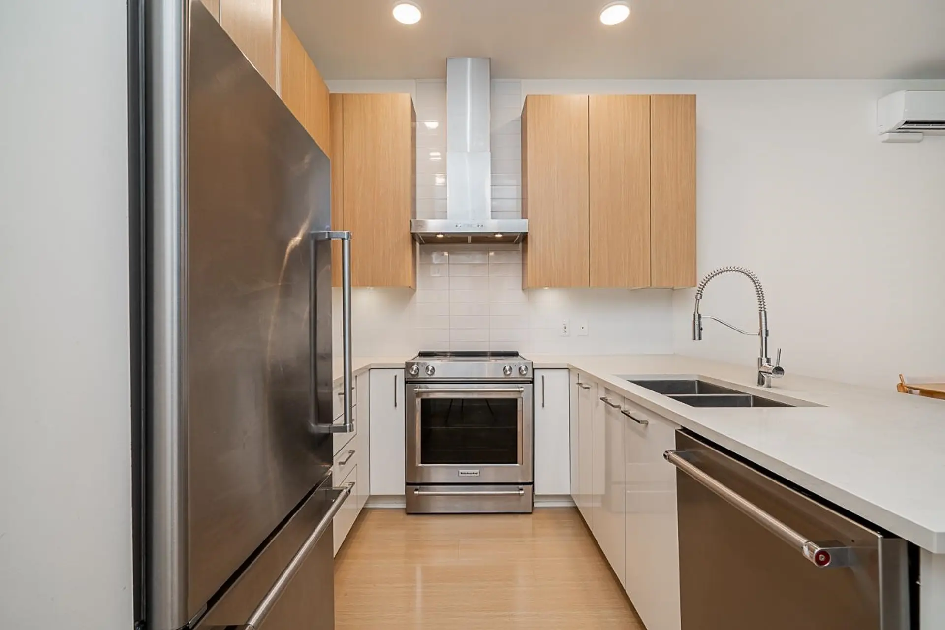 5413 Lougheed Hwy - Image 12