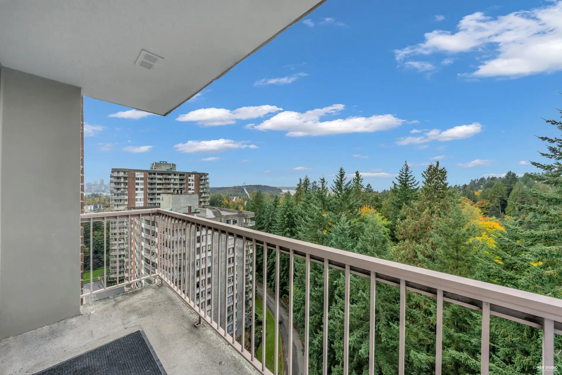 #1602 2016 Fullerton Avenue - Image 2