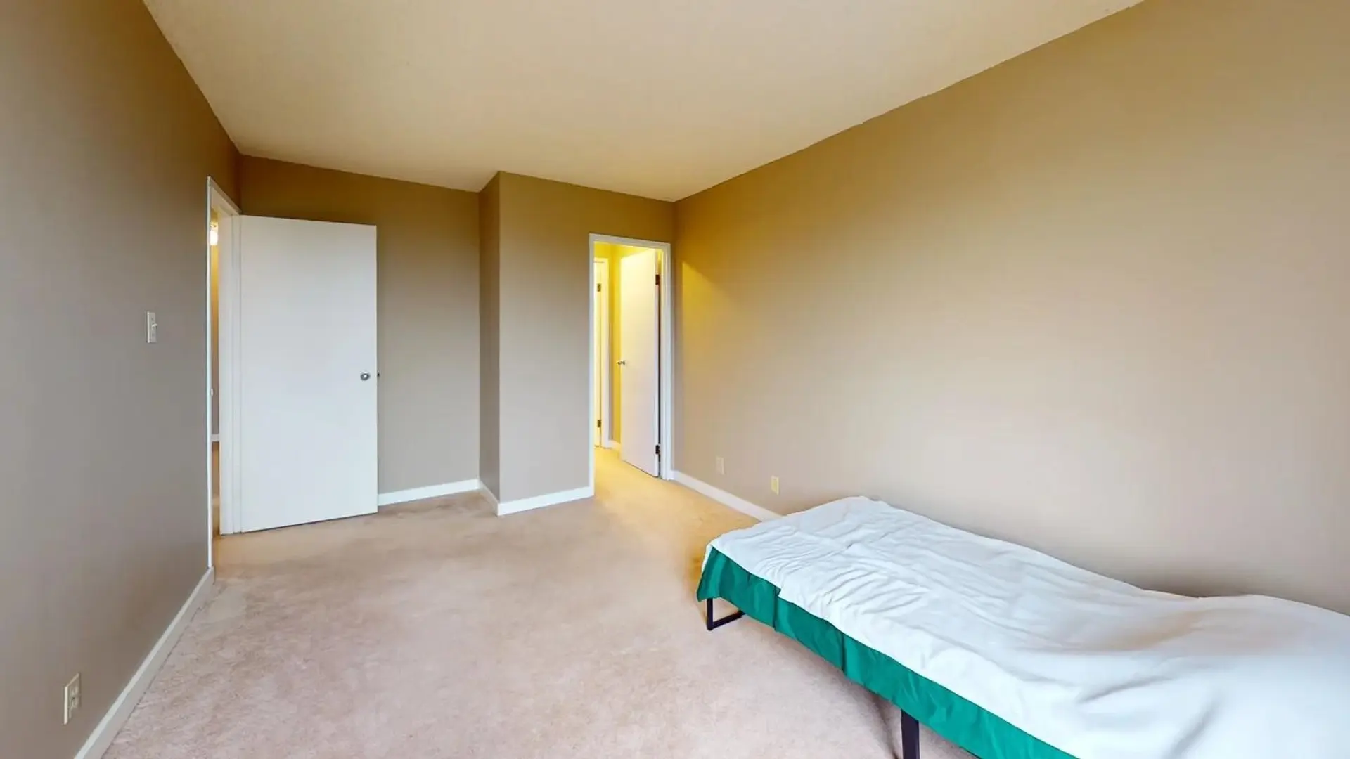 #1602 2016 Fullerton Avenue - Image 17