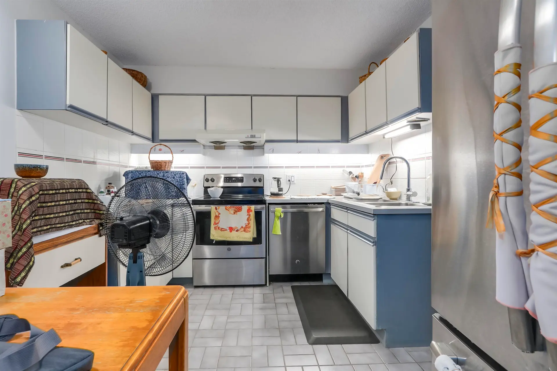 #402 2024 Fullerton Avenue - Image 4