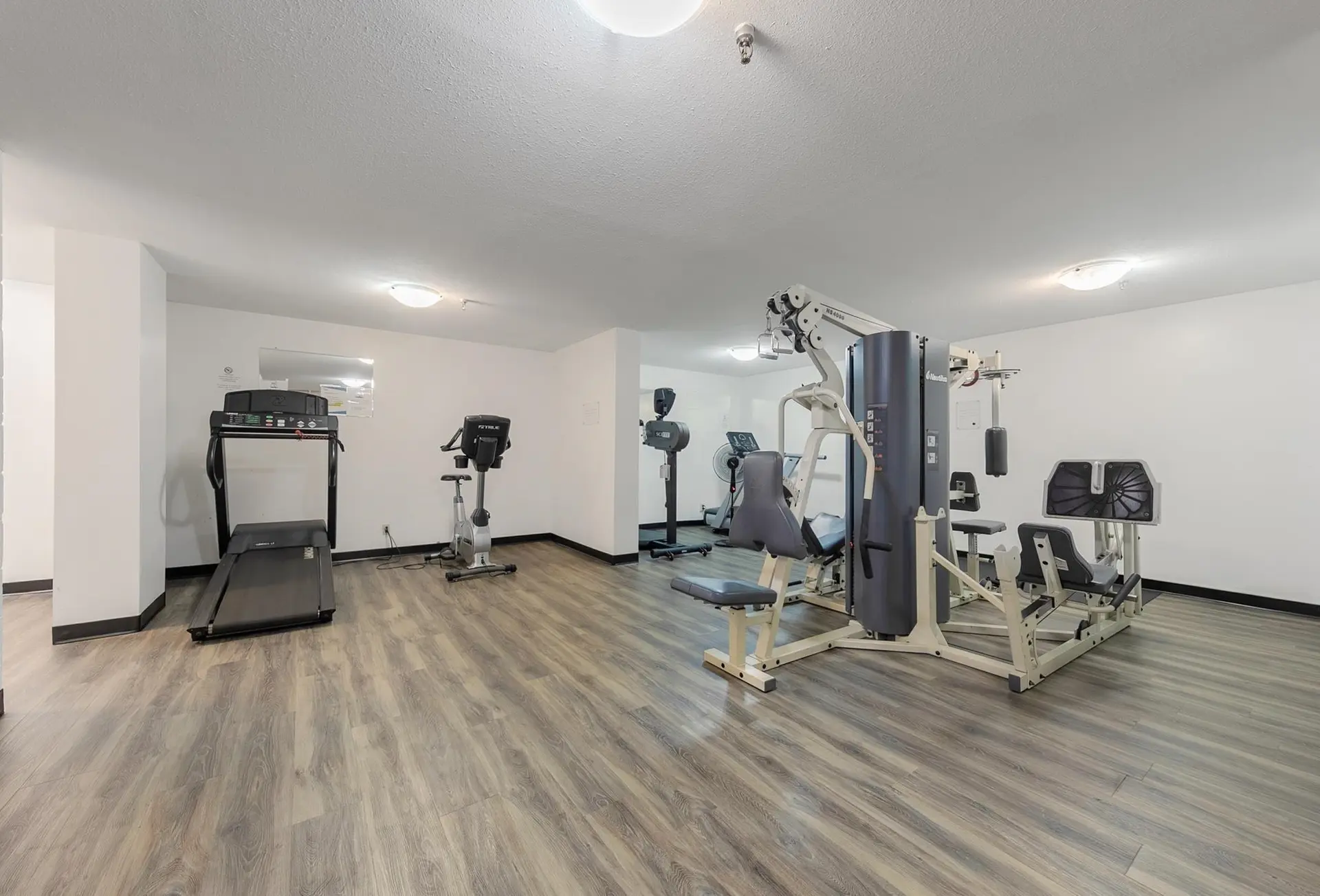 #202 2012 Fullerton Avenue - Image 9