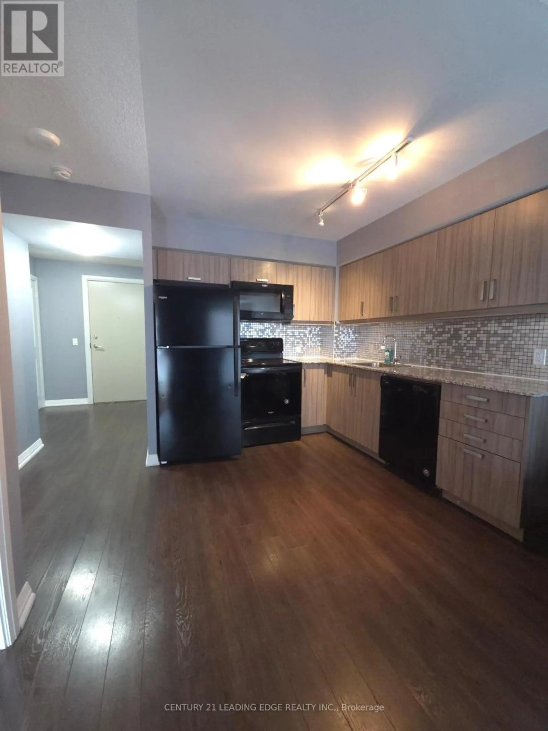 #711 30 MEADOWGLEN PLACE - Image 11