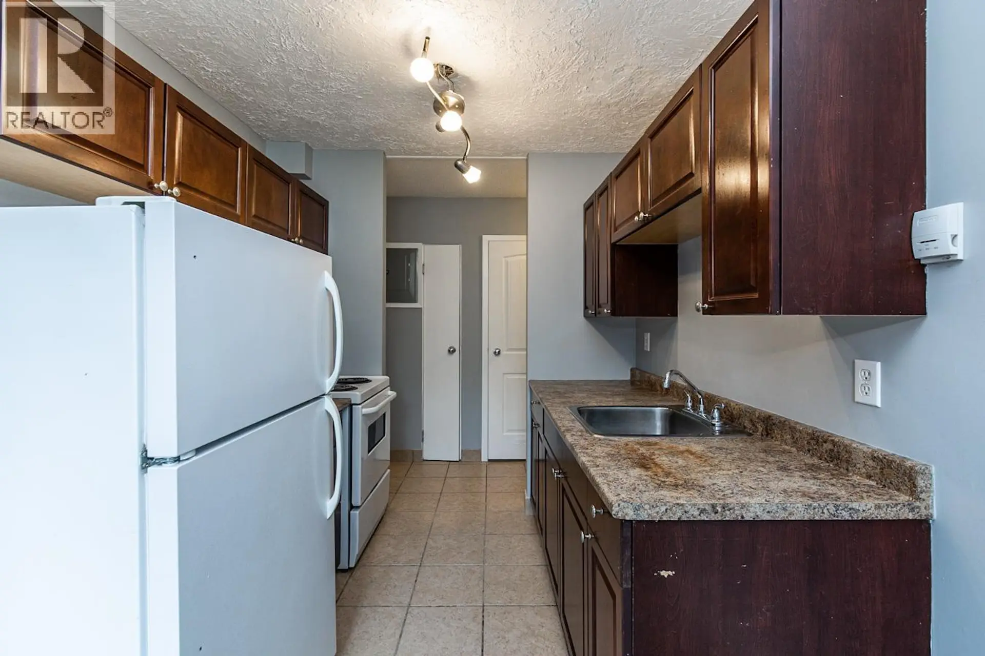 #106 1501 QUEENSWAY STREET - Image 4