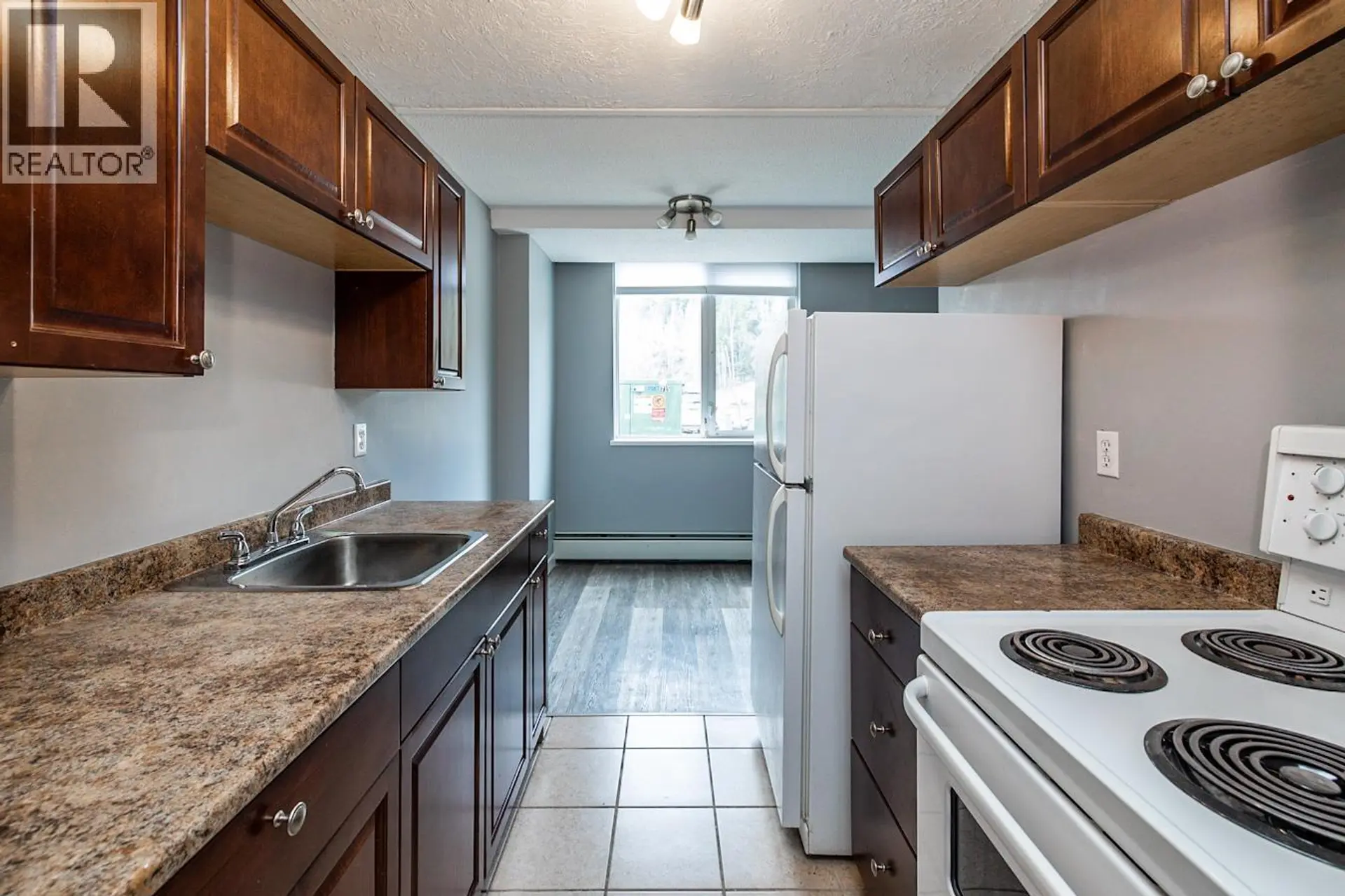 #106 1501 QUEENSWAY STREET - Image 2