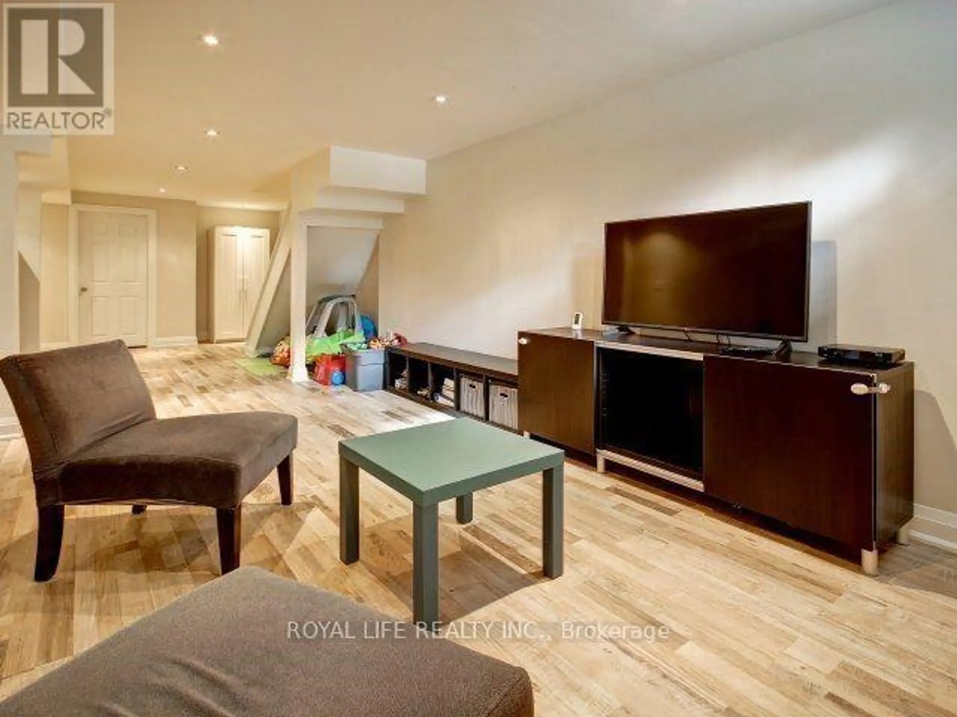 1070 LINDSAY DRIVE - Image 17