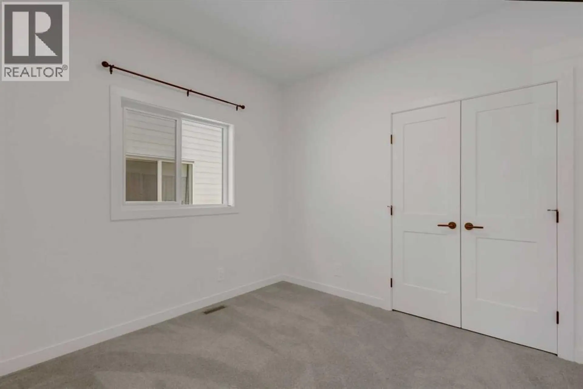 9 Ian Way - Image 10