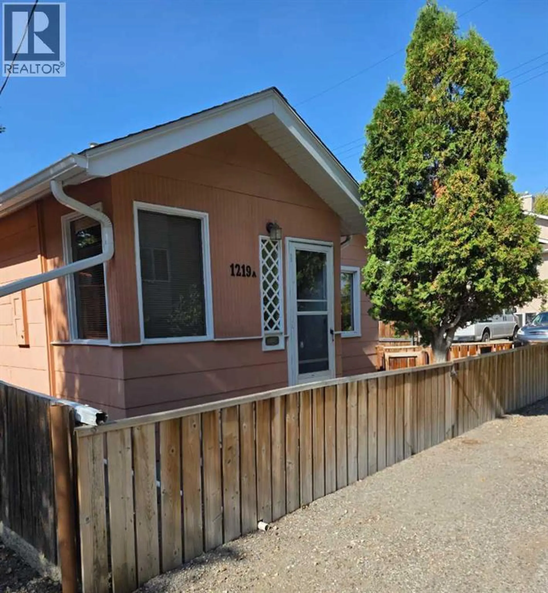 1221 (1219A) 4 AVENUE S - Image 1